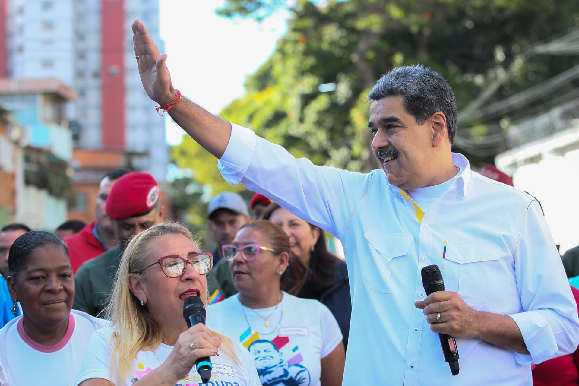 CARACAS (VENEZUELA), 11/12/2025.- Fotografía cedida por el Palacio de Miraflores del presidente de Venezuela, Nicolás Maduro (d), durante una visita a una comuna este jueves, en Caracas (Venezuela). Maduro acusó a la líder opositora María Corina Machado de "aplaudir" desde Oslo - adonde viajó para recibir el Premio Nobel de la Paz- el que calificó como "secuestro", por parte de Estados Unidos, de un buque petrolero cerca de las aguas del país suramericano. EFE/ Palacio de Miraflores
