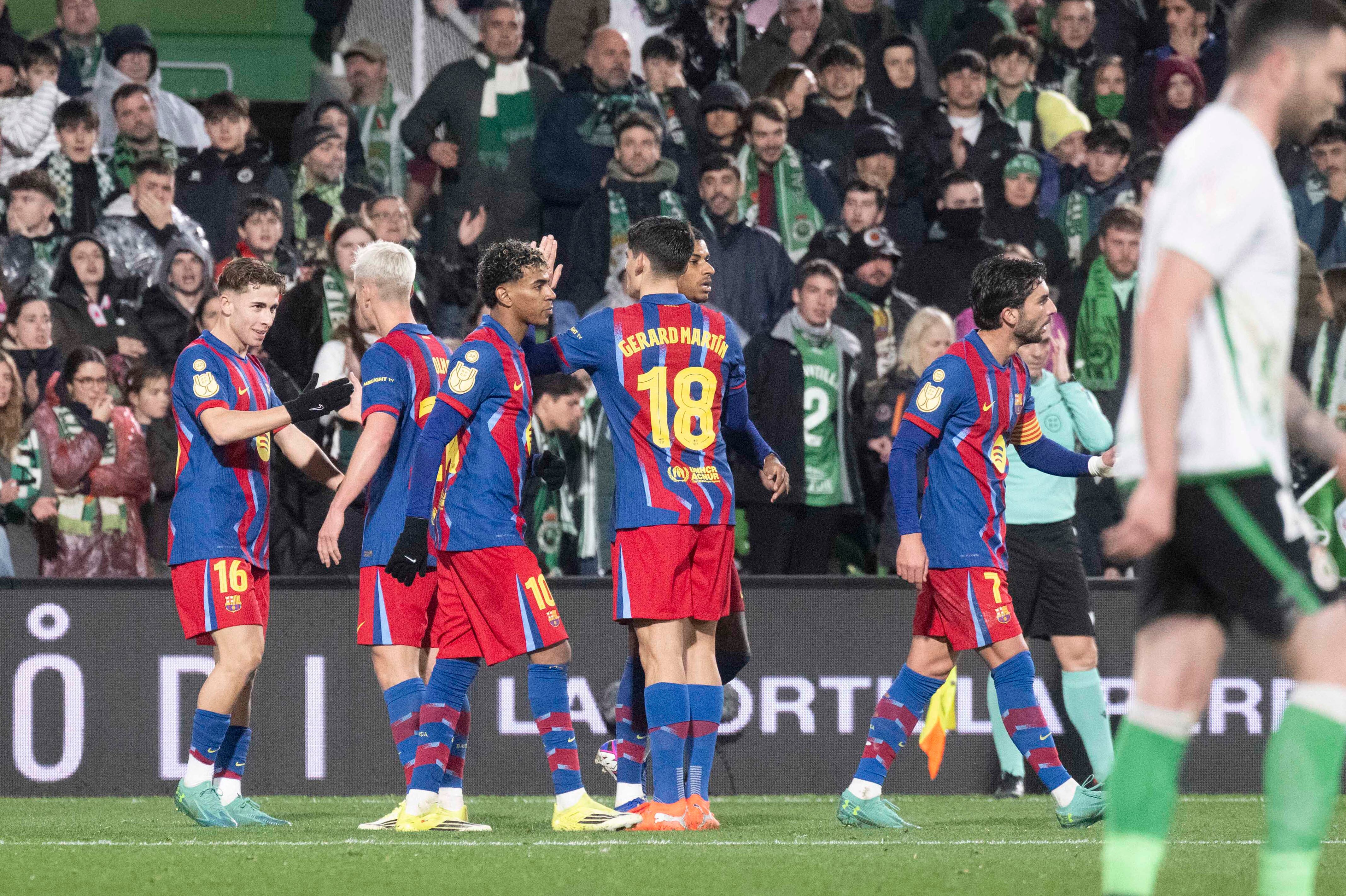 SANTANDER, 15/01/2026.- Los jugadores del Barcelona celebran el primer gol del equipo en el partido de octavos de final de Copa del Rey que Racing de Santander y FC Barcelona disputan este jueves en El Sardinero, en la capital cántabra. EFE/Pedro Puente Hoyos