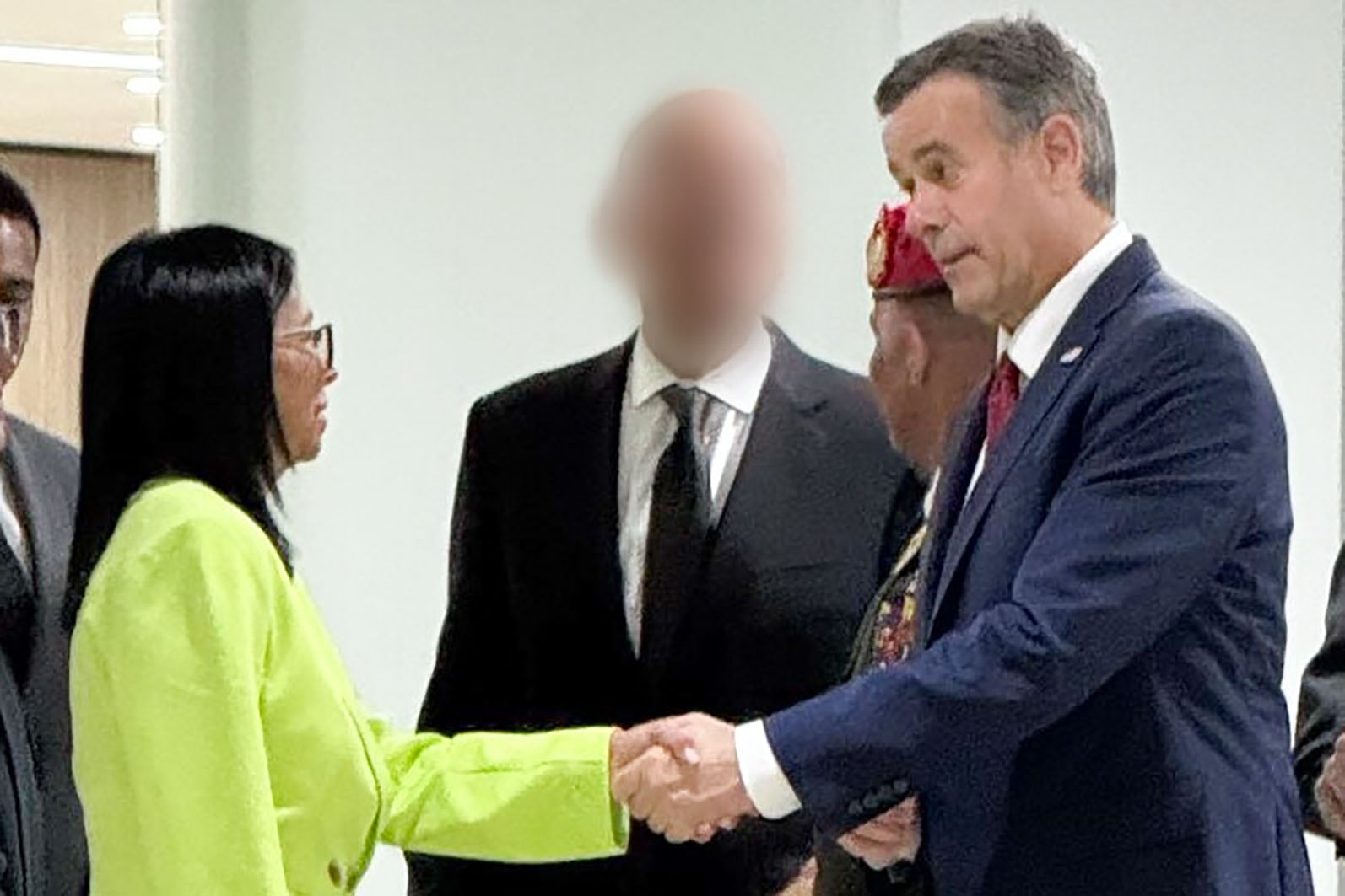 USA7621. CARACAS (VENEZUELA), 16/01/2026.- Fotografía cedida por la Agencia Central de Inteligencia (CIA) de Estados Unidos donde aparece su director, John Ratcliffe (d), saludando a la presidenta encargada de Venezuela, Delcy Rodríguez (i), durante un encuentro realizado este jueves, en Caracas (Venezuela). Rodríguez se reunió con Ratcliffe, con quien abordó temas de seguridad en un esfuerzo por acercar posiciones, según reportan este viernes medios estadounidenses. EFE/CIA /SOLO USO EDITORIAL /NO VENTAS /SOLO DISPONIBLE PARA ILUSTRAR LA NOTICIA QUE ACOMPAÑA /CRÉDITO OBLIGATORIO /MÁXIMA CALIDAD DISPONIBLE