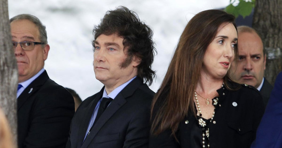 Villarruel le dio la espalda a Milei mientras hablaba en Rosario y fustigó a Adorni