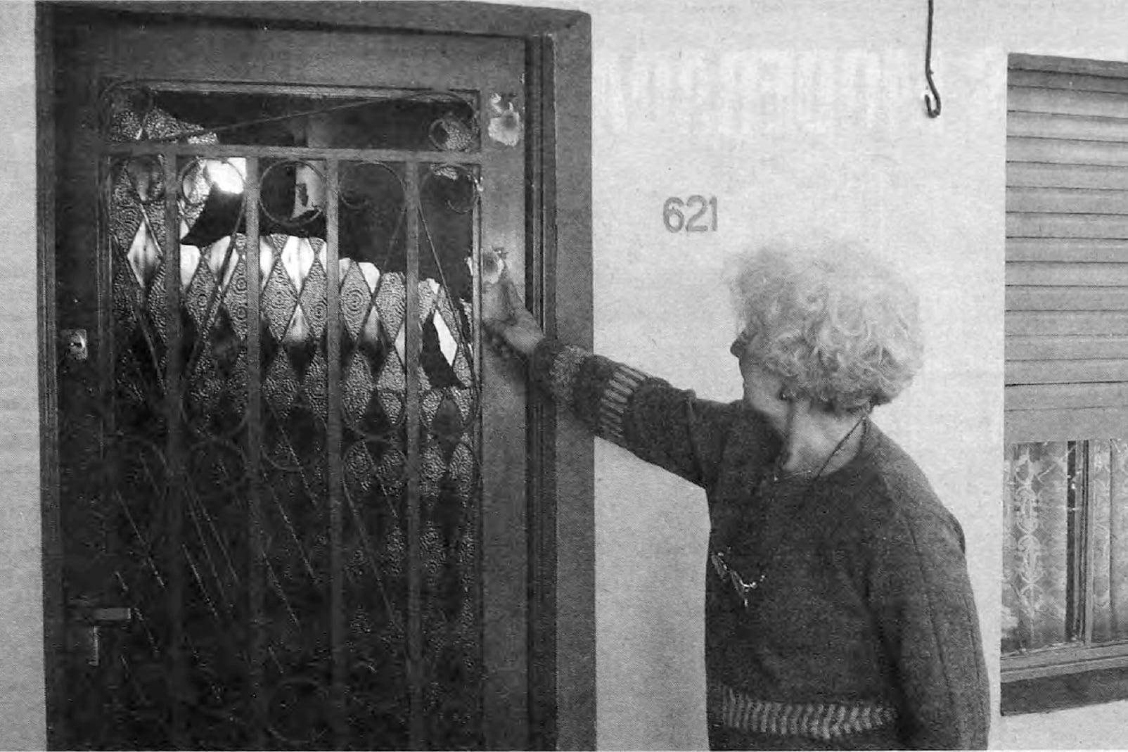 Estela de Carlotto muestra los balazos en su casa.