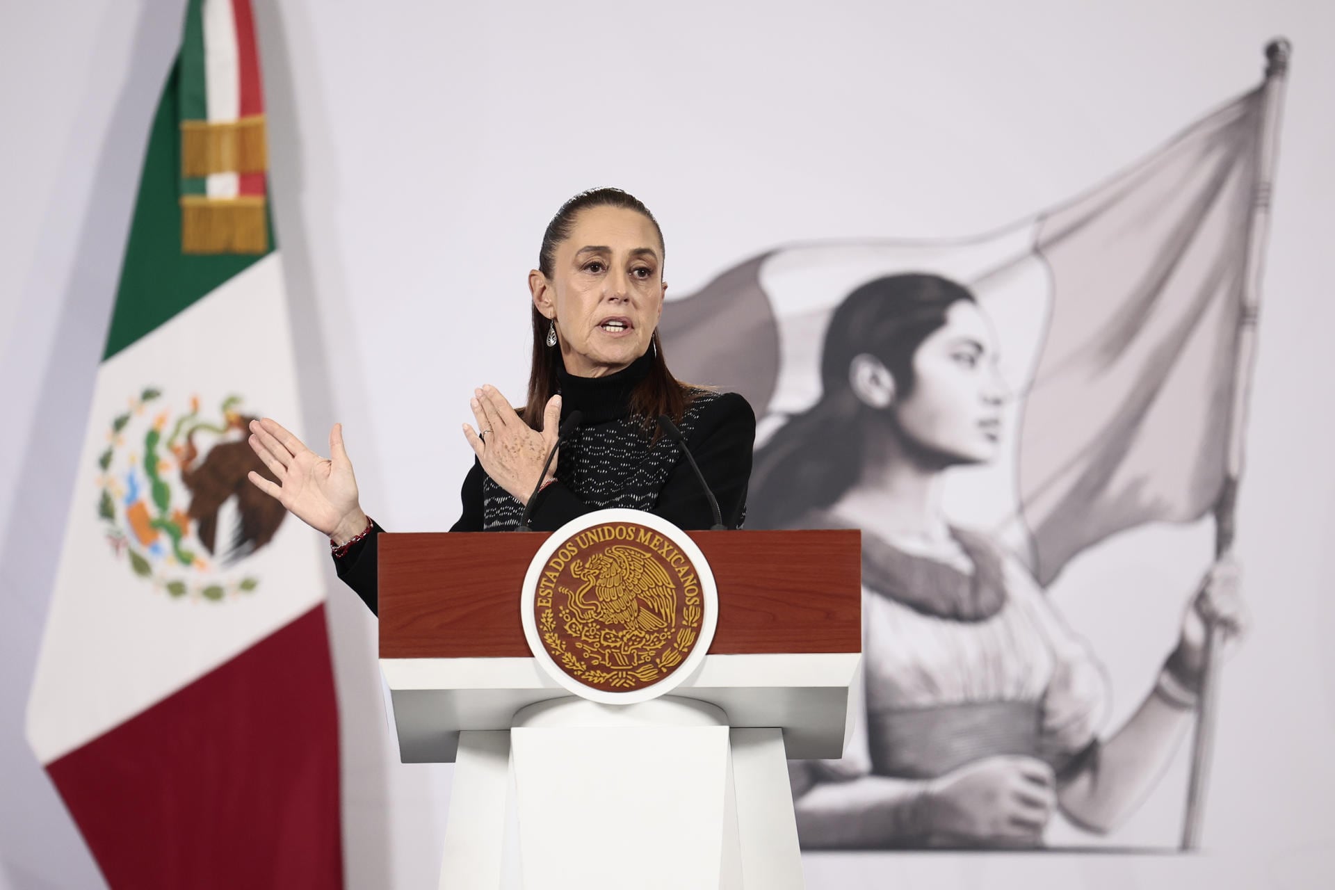 26/01/2026.- La presidenta de México, Claudia Sheinbaum, habla en una rueda de prensa este lunes, en el Palacio Nacional en Ciudad de México