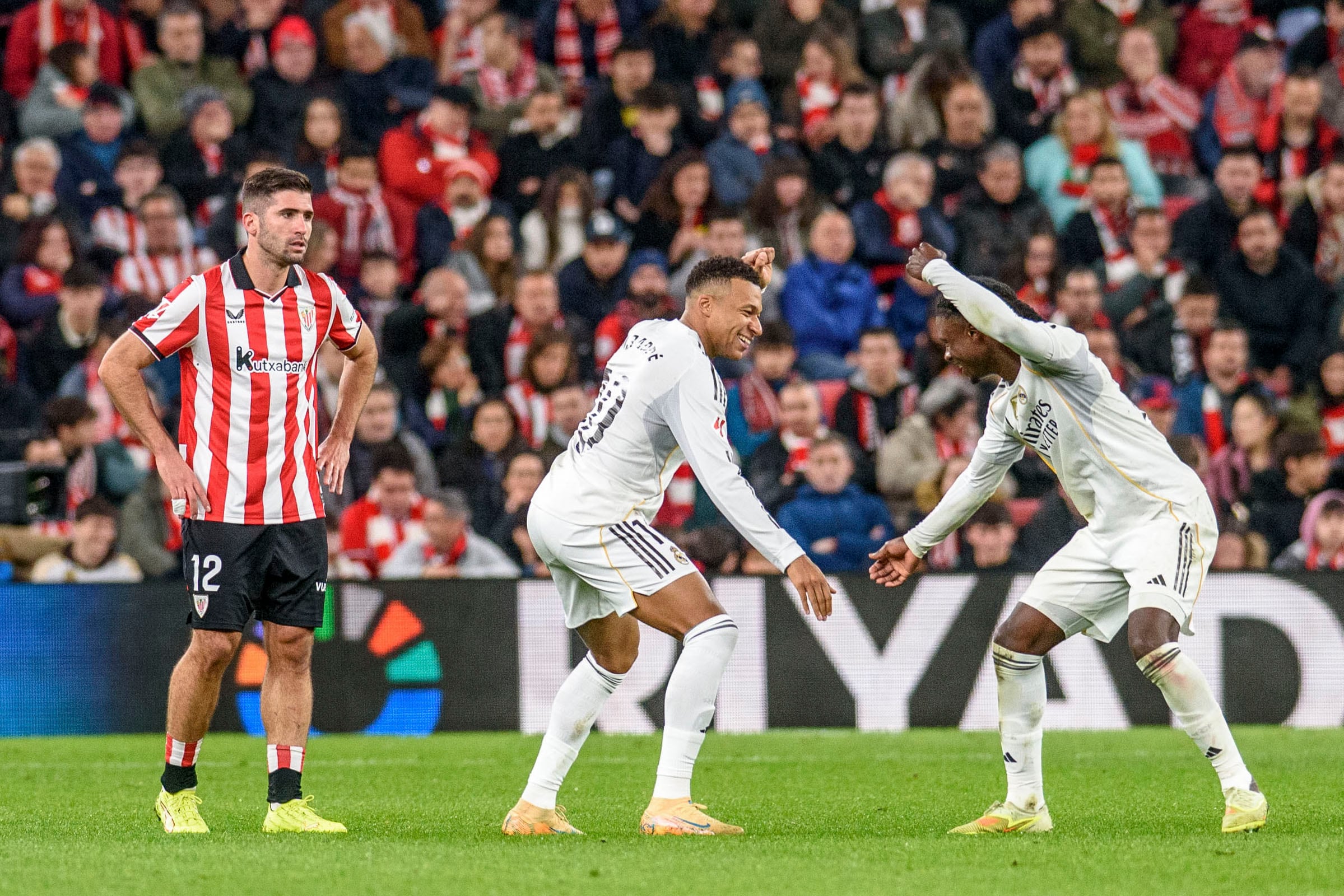 BILBAO, 03/12/2025.- El delantero francés del Real Madrid Kylian Mbappé (c) celebra con Eduardo Camavinga el 0-3 conseguido durante el partido de la jornada 19 de LaLiga EA Sports entre el Athletic Club y el Real Madrid, disputado este miércoles en el estadio de San Mamés en Bilbao. EFE/Javier Zorrilla