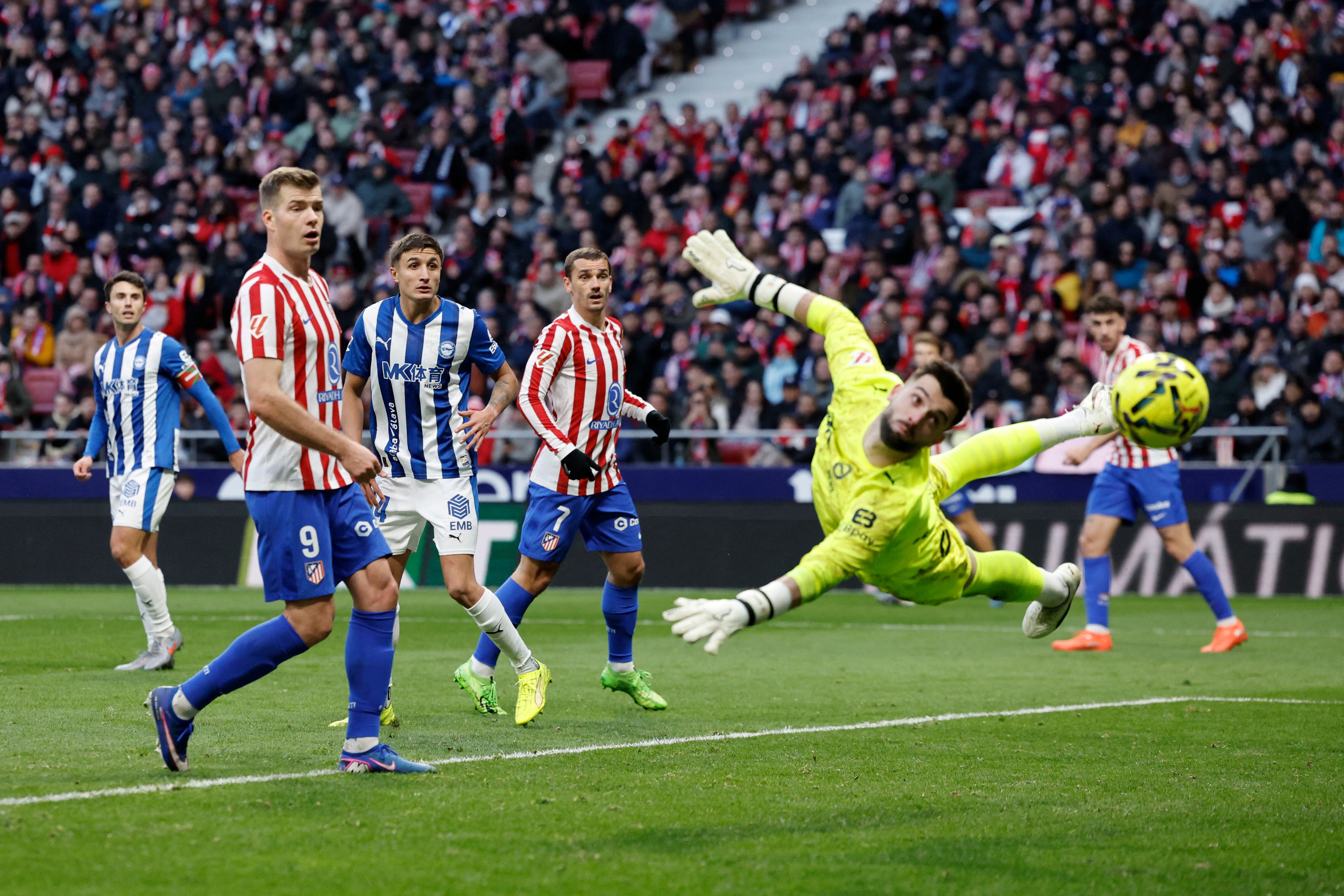 Alaves' Spanish goalkeeper #01 Antonio Sivera jumps to catch the ball during the Spanish league football match between Club Atletico de Madrid and Deportivo Alaves at Metropolitano Stadium in Madrid on January 18, 2026. (Photo by Oscar DEL POZO / AFP)