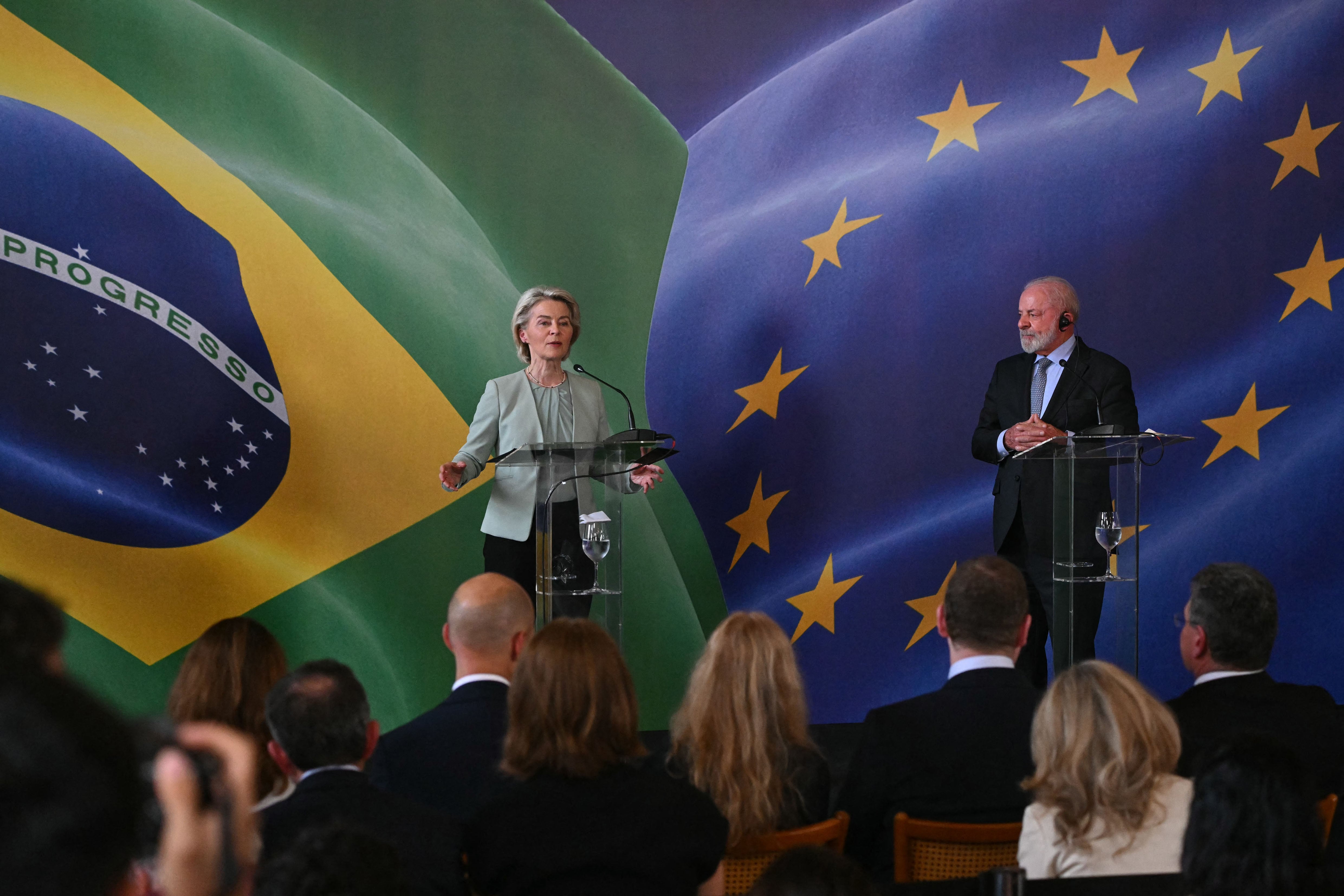 President of the European Commission Ursula von der Leyen speaks next to Brazil's President Luiz Inacio Lula da Silva during a press conference after a meeting within the framework of the signing agreement between the European Union and Mercosur at Itamaraty Palace in Rio de Janeiro, Brazil, on January 16, 2026. Mercosur and the European Union will sign an agreement on January 17 in Paraguay that will create one of the largest free trade areas in the world, with the stated aim of seeking a “third way” between the United States and China, but which is causing friction with the European agricultural sector and industrialists in Brazil and Argentina. (Photo by Mauro PIMENTEL / AFP)