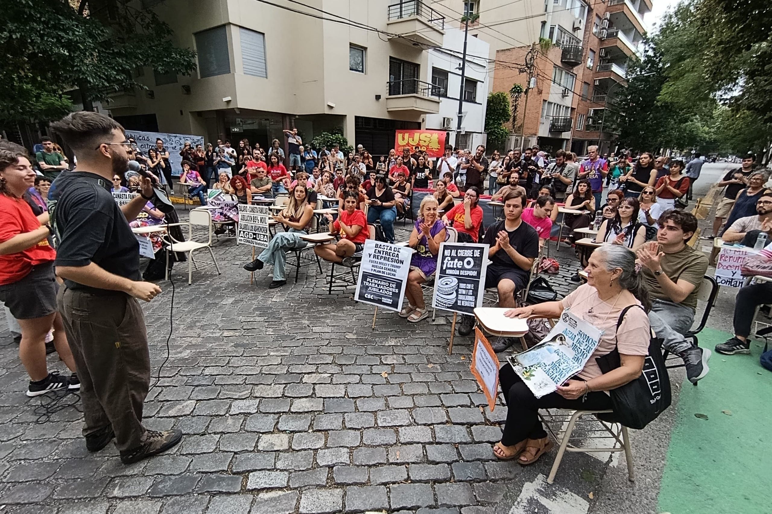NOTICIAS ARGENTINAS BAIRES MARZO 31: Sindicatos de docentes universitarios y agrupaciones estudiantiles de la Universidad de Buenos Aires (UBA) realizarán este martes una jornada de clases públicas frente al lujoso departamento sin declarar donde vive el jefe de Gabinete, Manuel Adorni,