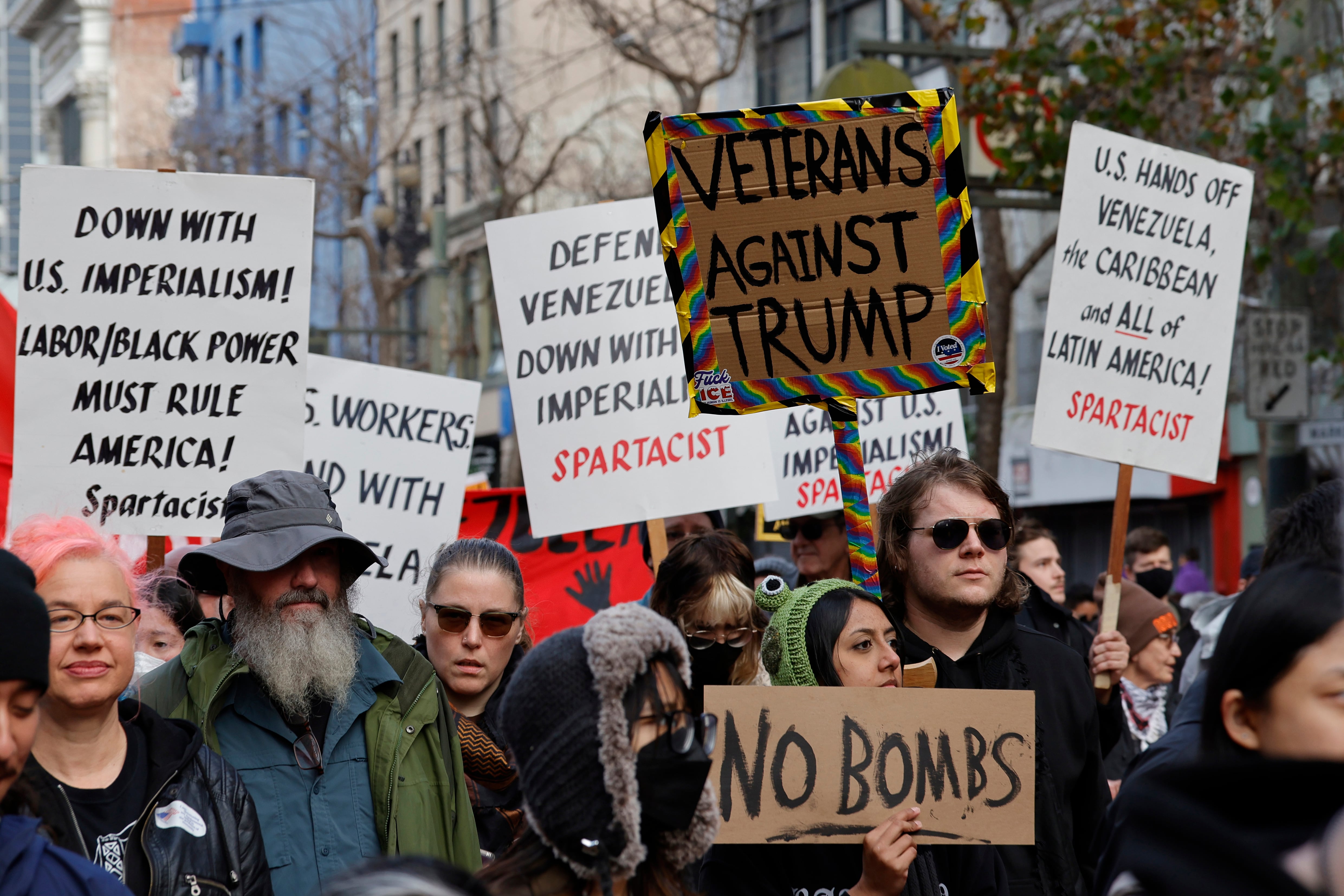 SAN FRANCISCO (United States), 04/01/2026.- Demonstrators take part in a protest march to United Nations Plaza to voice opposition to US President Trump and the US military actions in Venezuela, in San Francisco, California, USA, 03 January 2026. US President Trump announced that US forces had successfully captured Venezuelan President Nicolas Maduro and his wife during a series of large-scale overnight strikes on Caracas on 03 January 2026. (Protestas) EFE/EPA/JOHN G. MABANGLO