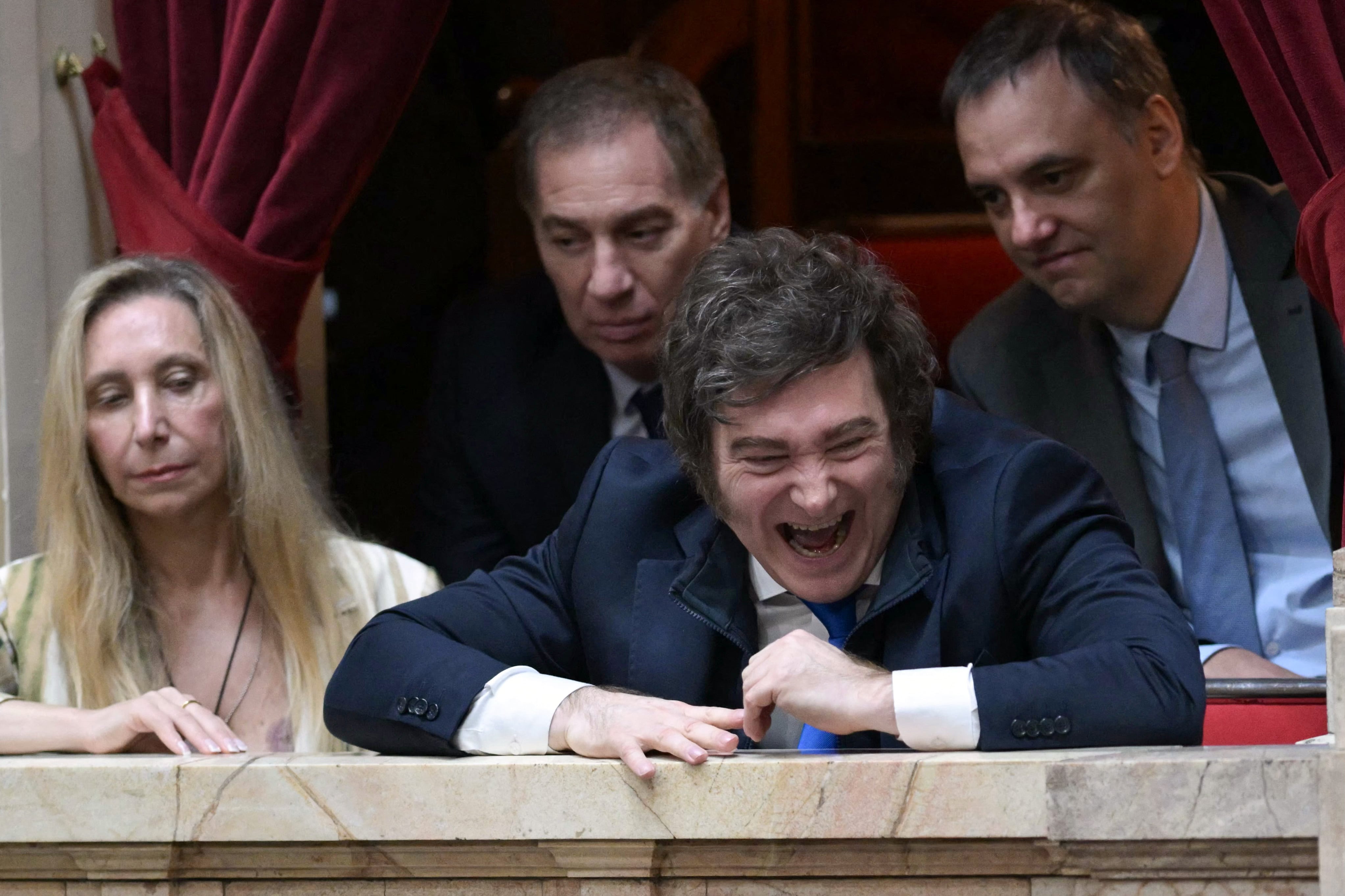 El presidente de Argentina, Javier Milei (2a R), hace un gesto junto a la Secretaria General de la Presidencia, Karina Milei, la ministra del Interior, Diego Santilli (2a L), y el jefe del gabinete y portavoz del gobierno, Manuel Adorni (R), durante la ceremonia de juramento en la Cámara de Diputados del Congreso argentino en Buenos Aires el 3 de diciembre de 2025.