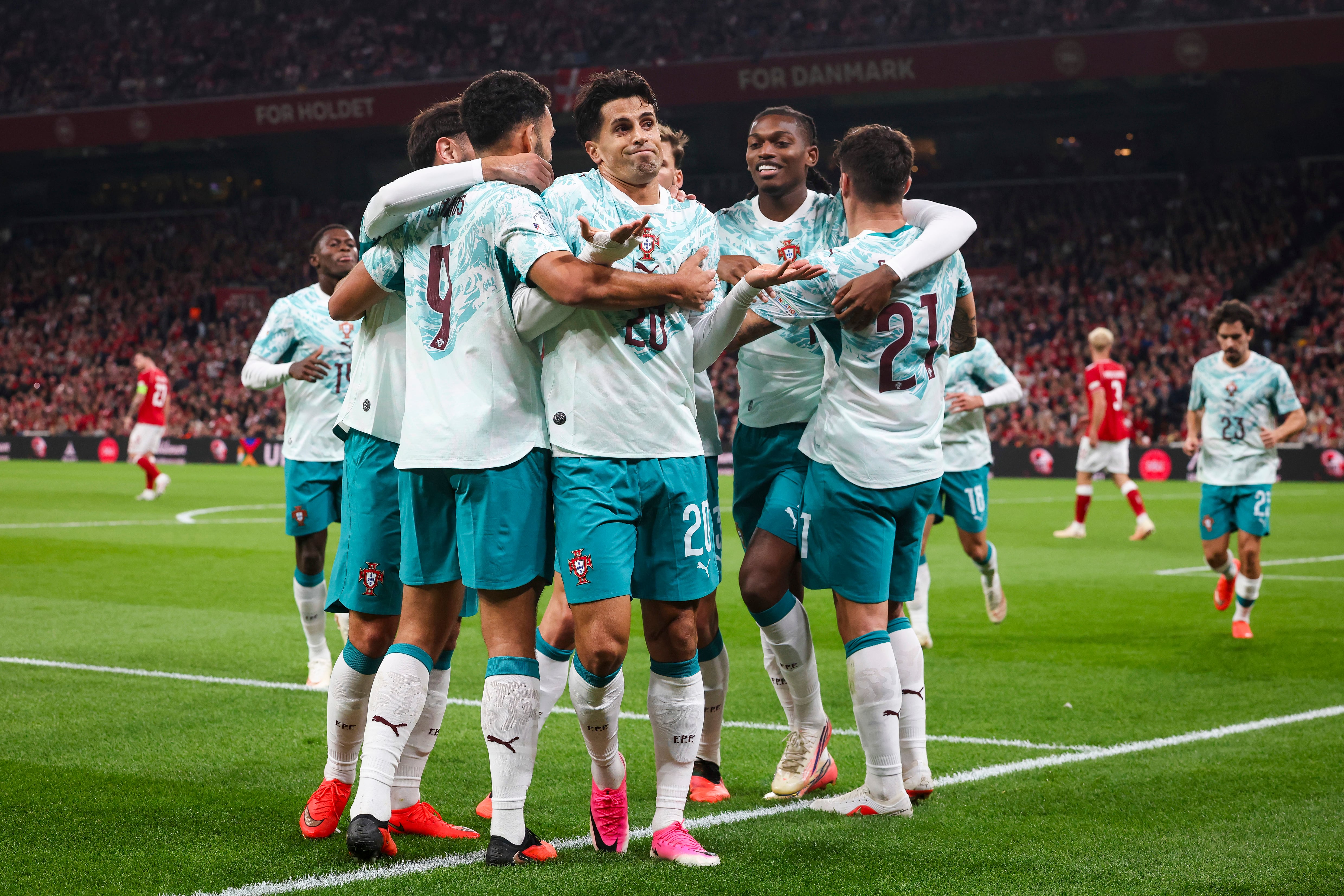 COPENHAGEN (Denmark), 01/10/2026.- Portugal player Joao Cancelo (C) poses with teammates after scoring the 0-1 opening goal during the UEFA Nations League match Denmark against Portugal, in Copenhagen, Denmark, 01 October 2026. (Dinamarca, Copenhague) EFE/EPA/PAULO NOVAIS