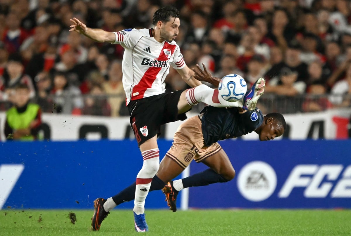 River Plate's Uruguayan defender #18 Matias Vina (L) and Carabobo's Colombian forward #14 Joshuan Berrios