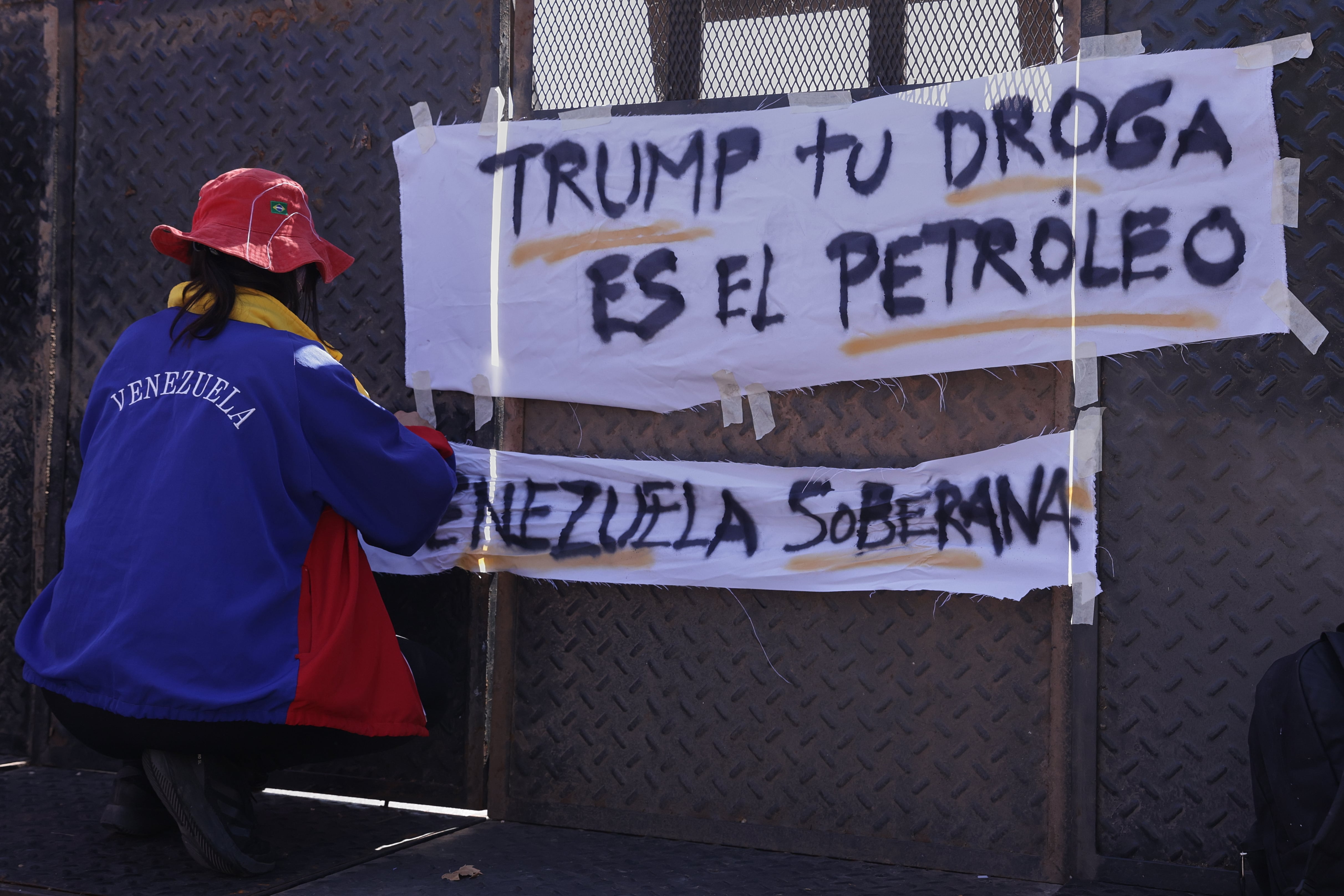 AME1856. BUENOS AIRES (ARGENTINA), 03/01/2026.- Personas se manifiestan frente a la Embajada de Estados Unidos este sábado, en Buenos Aires (Argentina). EFE/ Adan González