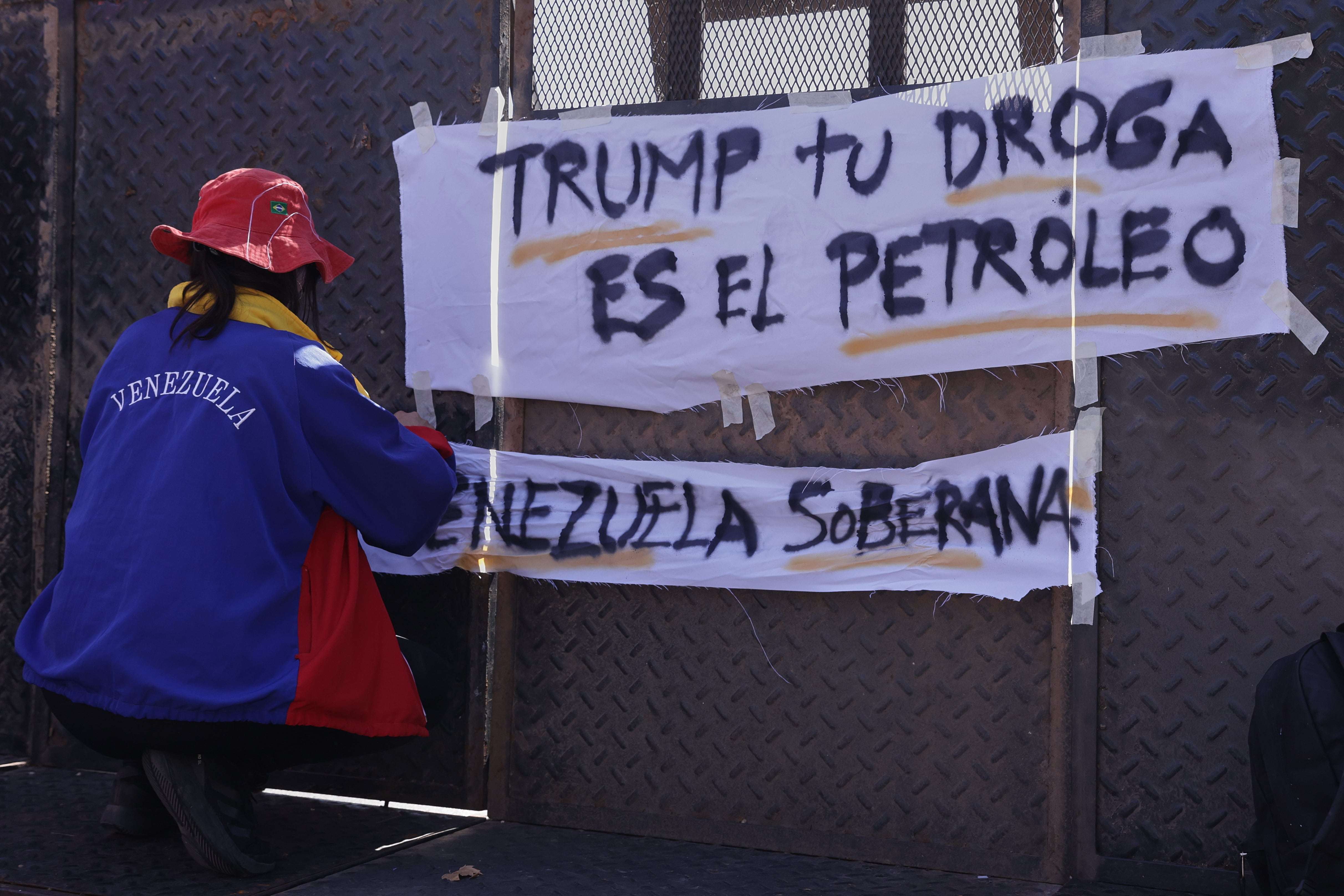AME1856. BUENOS AIRES (ARGENTINA), 03/01/2026.- Personas se manifiestan frente a la Embajada de Estados Unidos este sábado, en Buenos Aires (Argentina). EFE/ Adan González