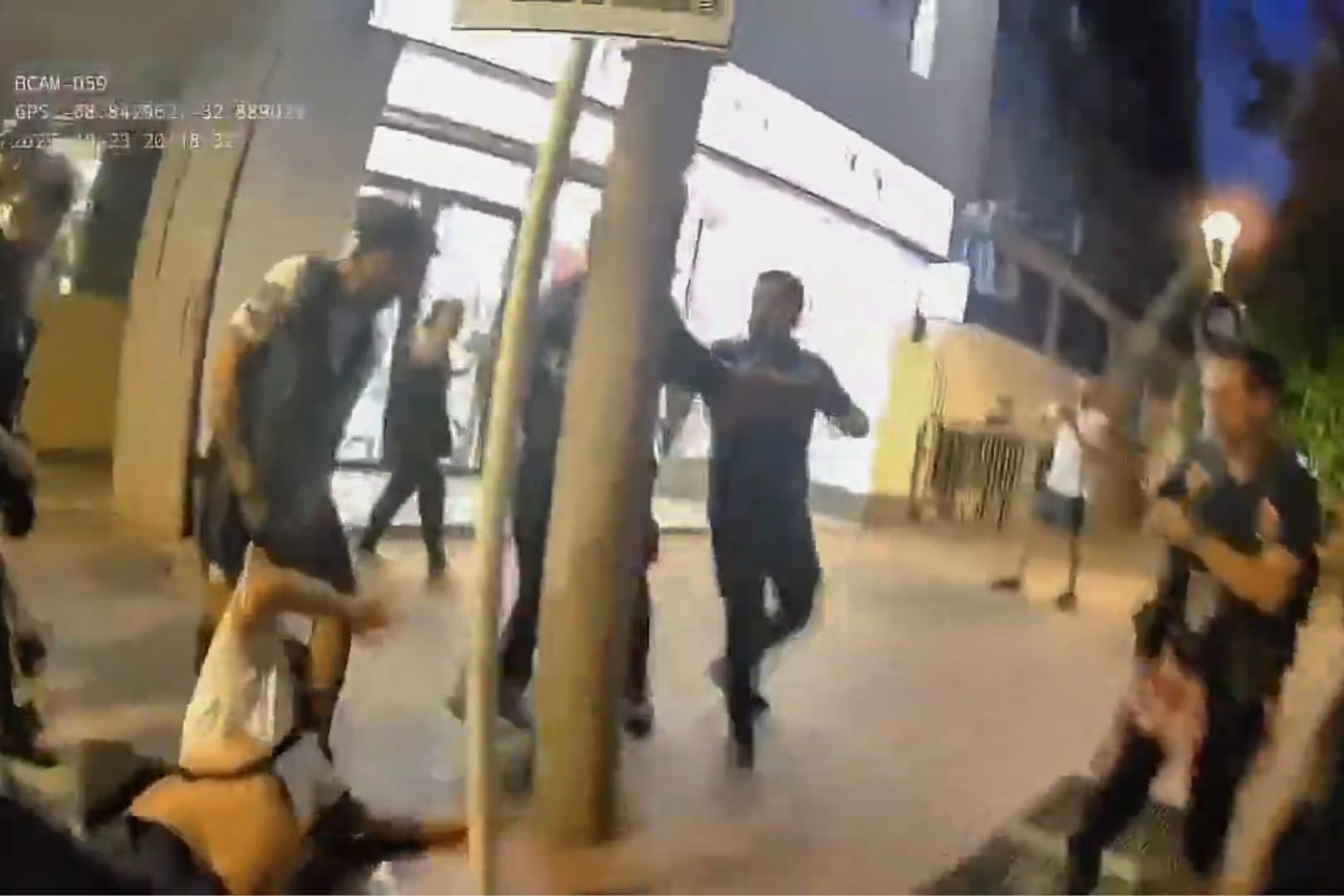 Mendoza, policias golpean a civiles dentro de la legislatura provincial