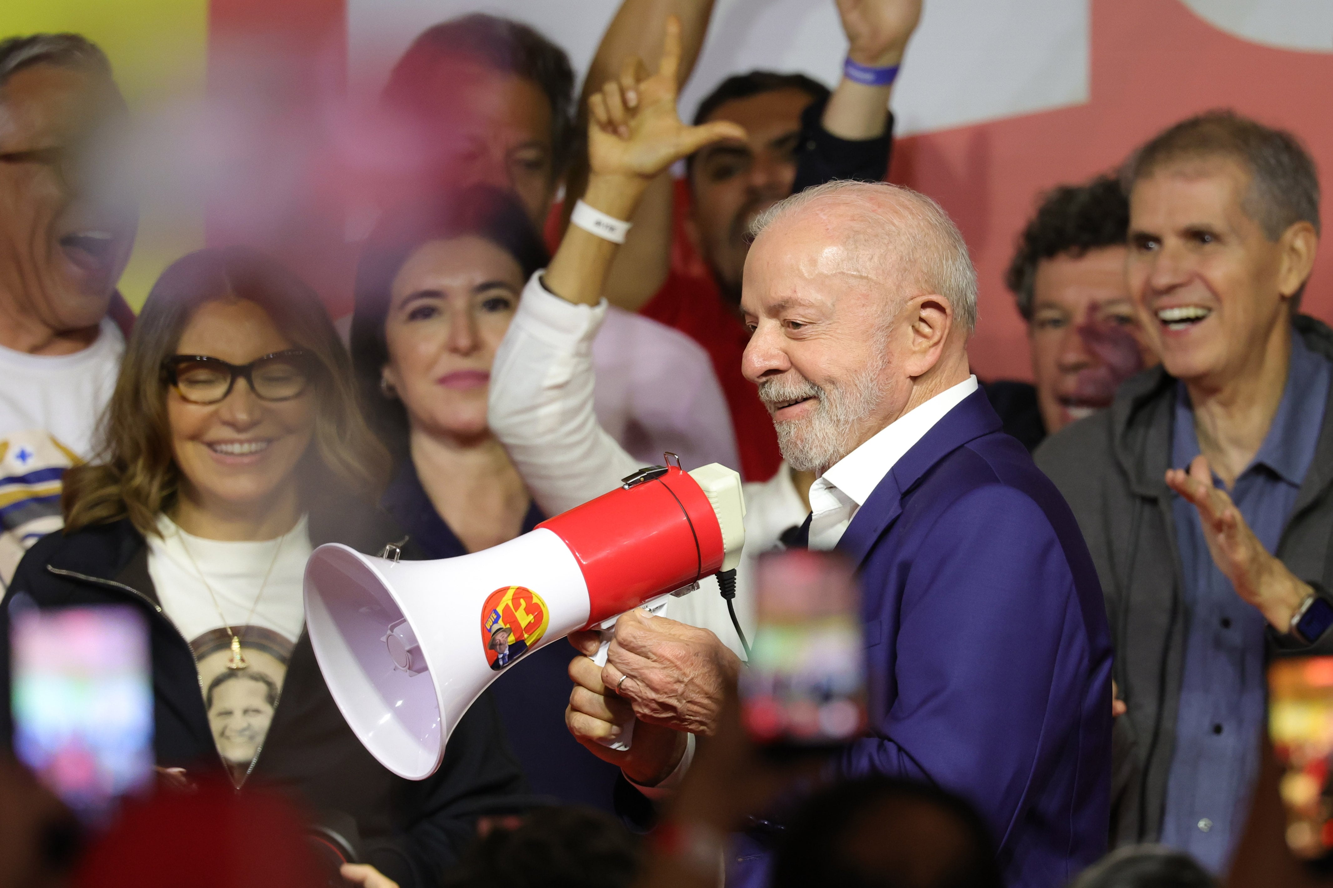 AME3007. SÃO BERNARDO DO CAMPO (BRASIL), 04/10/2026.- El presidente de Brasil y candidato a la reelección, Luiz Inácio Lula da Silva, pronuncia un discurso luego de conocer los resultados oficiales de los comicios celebrados este domingo, con el 98,36 % del censo escrutado, en Sao Bernardo do Campo (Brasil). EFE/ Sebastiao Moreira