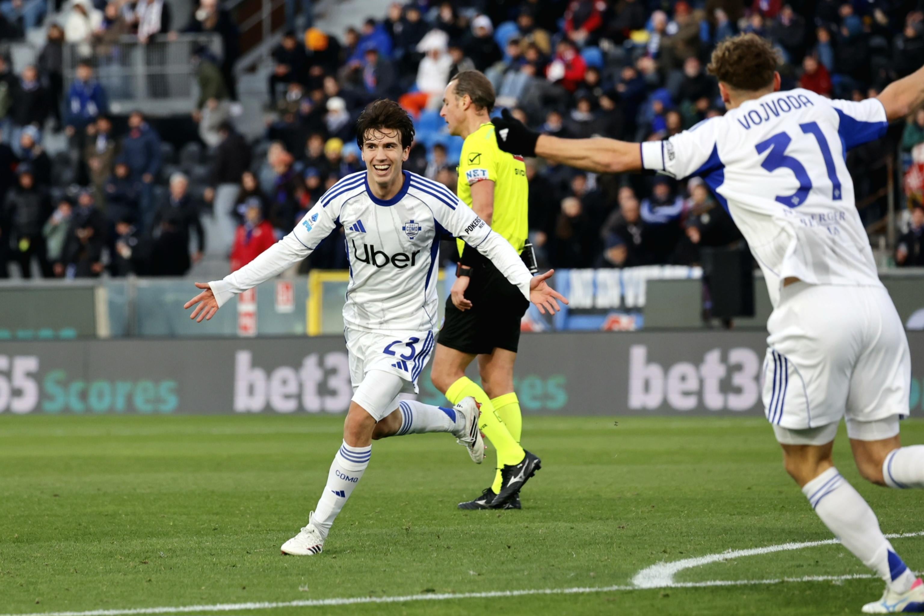 PISA (Italy), 06/01/2026.- Como's Maximo Perrone celebrates with his teammate after scoring the 0-1 goal during the Italian Serie A soccer match between Pisa SC and Como 1907, in Pisa, Italy, 06 January 2026. (Italia) EFE/EPA/ENRICO MATTIA DEL PUNTA