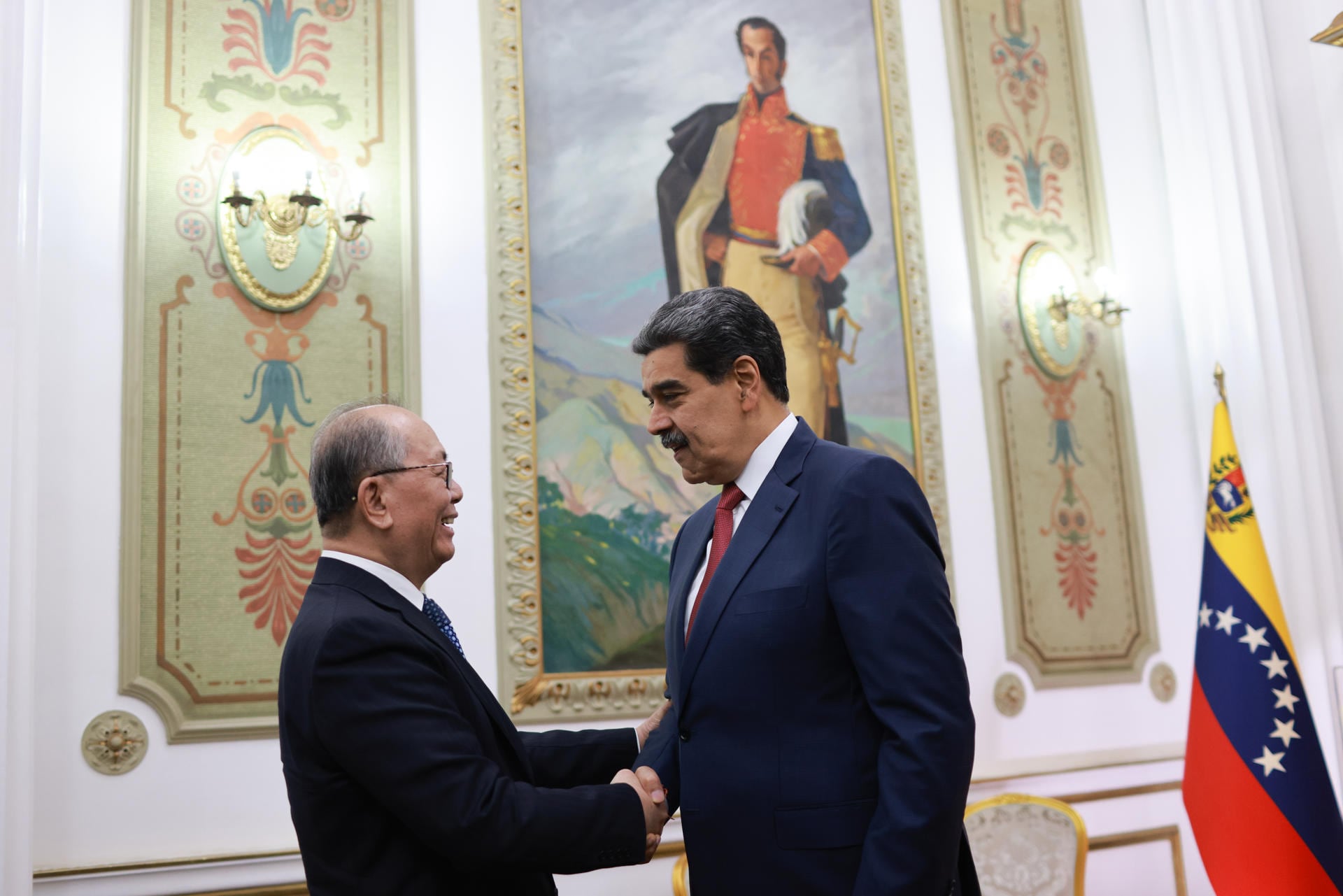 CARACAS (VENEZUELA), 02/01/2026.- Fotografía cedida por el Palacio de Miraflores que muestra al presidente de Venezuela, Nicolás Maduro (d), saludando al enviado especial de china, Qiu Xiaoqi,