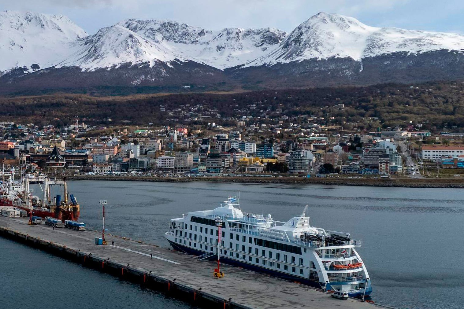 REDES SOCIALES 
     Puerto   Ushuaia