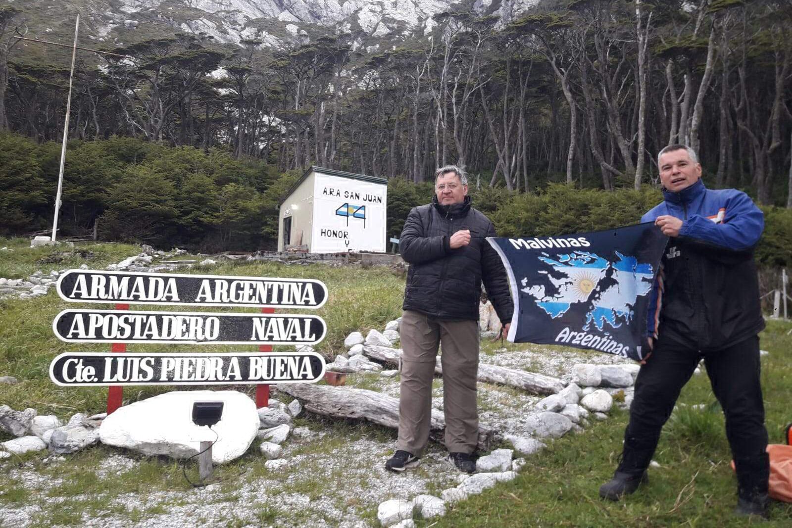 El veterano de Malvinas de Bahía Blanca, Nilo Navas junto a Juan Vera, excabo principal en el Crucero General Belgrano.