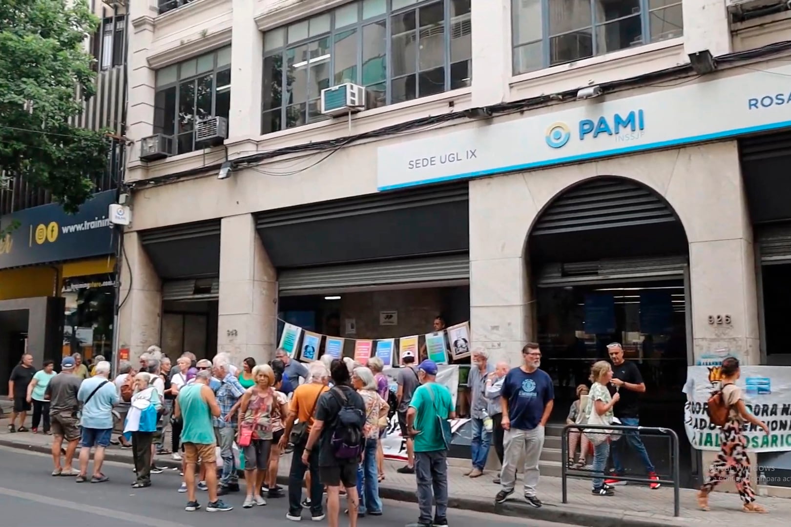 frente de jubilados se manifiestan frente a la oficina de PAMI rosario por recortes y despidos
foto gentileza Diario Conclusión