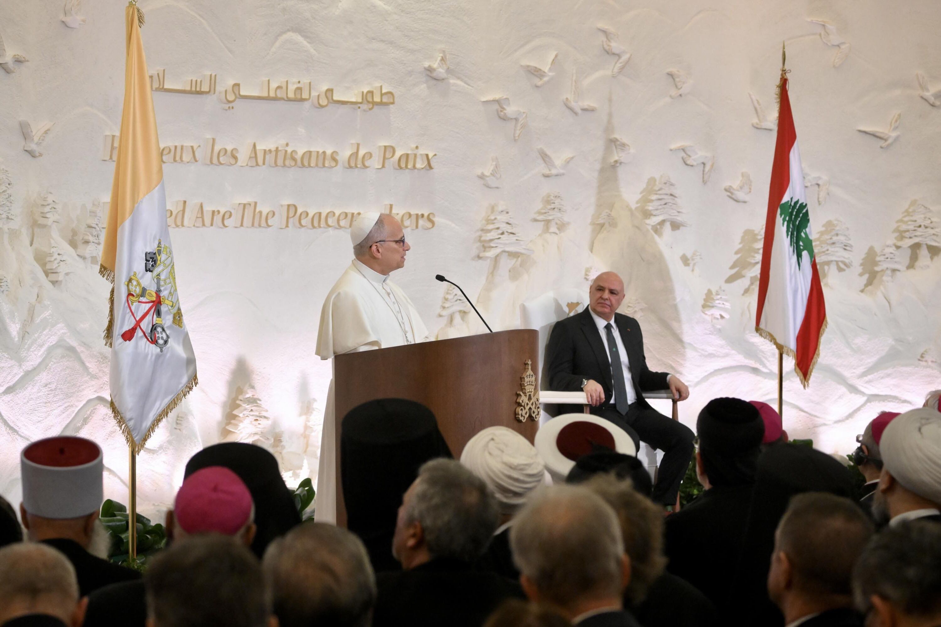 Beirut (Lebanon), 30/11/2025.- Pope Leo XIV (L), accompanied by Lebanese President Joseph Aoun (R), speaks during a meeting with authorities, civil society, and the diplomatic corps at the Presidential Palace in Beirut, Lebanon, 30 November 2025. Pope Leo XIV is on his first apostolic visit outside Italy since his election as pontiff. He visited Turkey from 27 November and continues his journey to Lebanon from 30 November until 02 December. (Papa, Italia, Líbano, Turquía) EFE/EPA/ALESSANDRO DI MEO