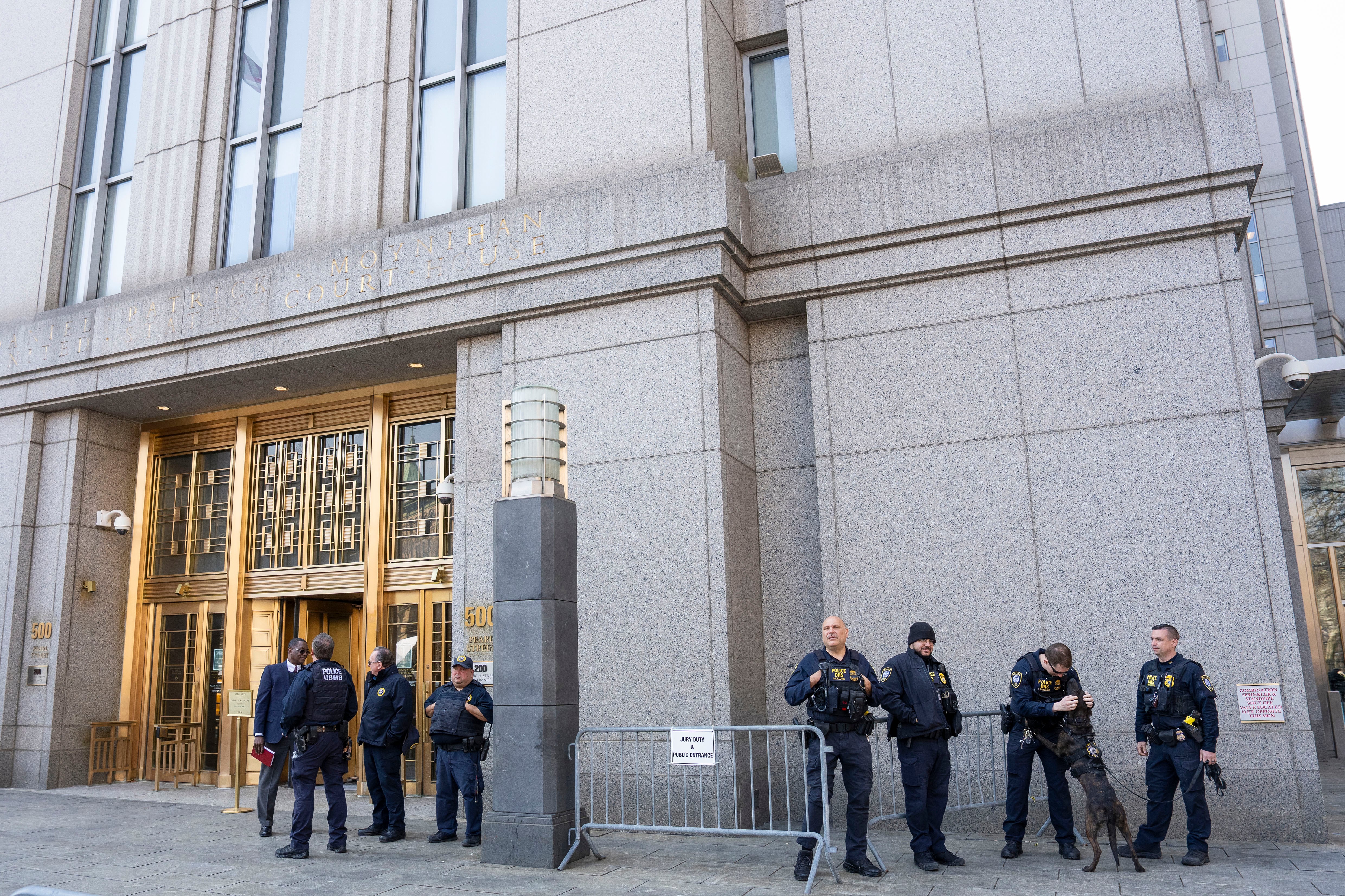 USA9393. NUEVA YORK (ESTADOS UNIDOS), 26/03/2026.- Integrantes de la Policía custodian frente al Tribunal Federal de los Estados Unidos Daniel Patrick Moynihan este jueves, durante la segunda audiencia del presidente de Venezuela, Nicolás Maduro, y su esposa, Cilia Flores, en Nueva York (EE.UU.). Maduro está acusado por la Justicia estadounidense de cuatro cargos: tres de conspiración para cometer narcoterrorismo, importar cocaína y poseer ametralladoras y artefactos destructivos; y un cuarto delito de posesión de esas armas. EFE/ Ángel Colmenares