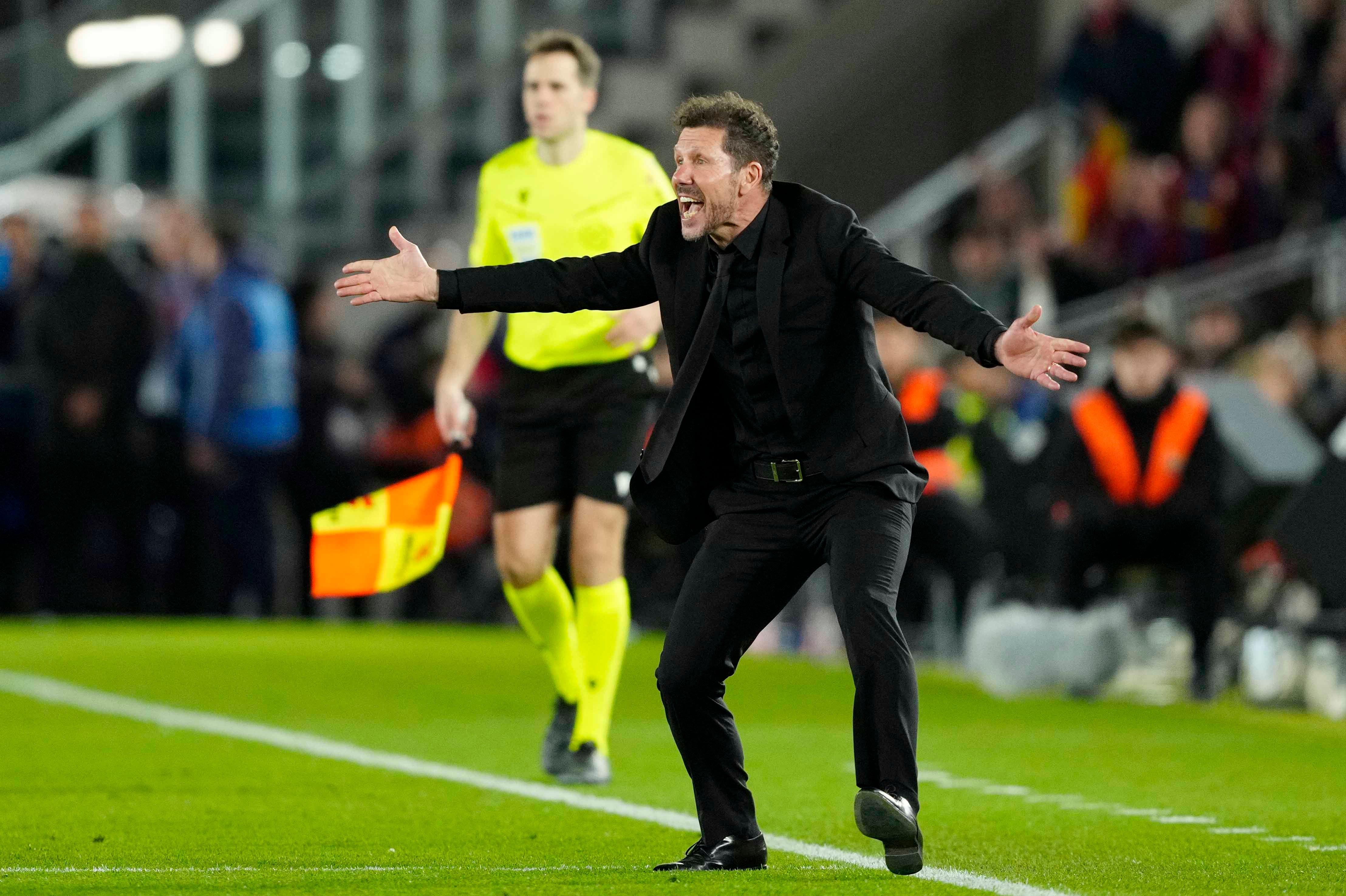 BARCELONA, 03/03/2026.- El entrenador del Atlético, Diego Simeone, durante el partido de vuelta de las semifinales de la Copa del Rey que FC Barcelona y Atlético de Madrid disputan este martes en el Camp Nou. EFE/Alejandro García