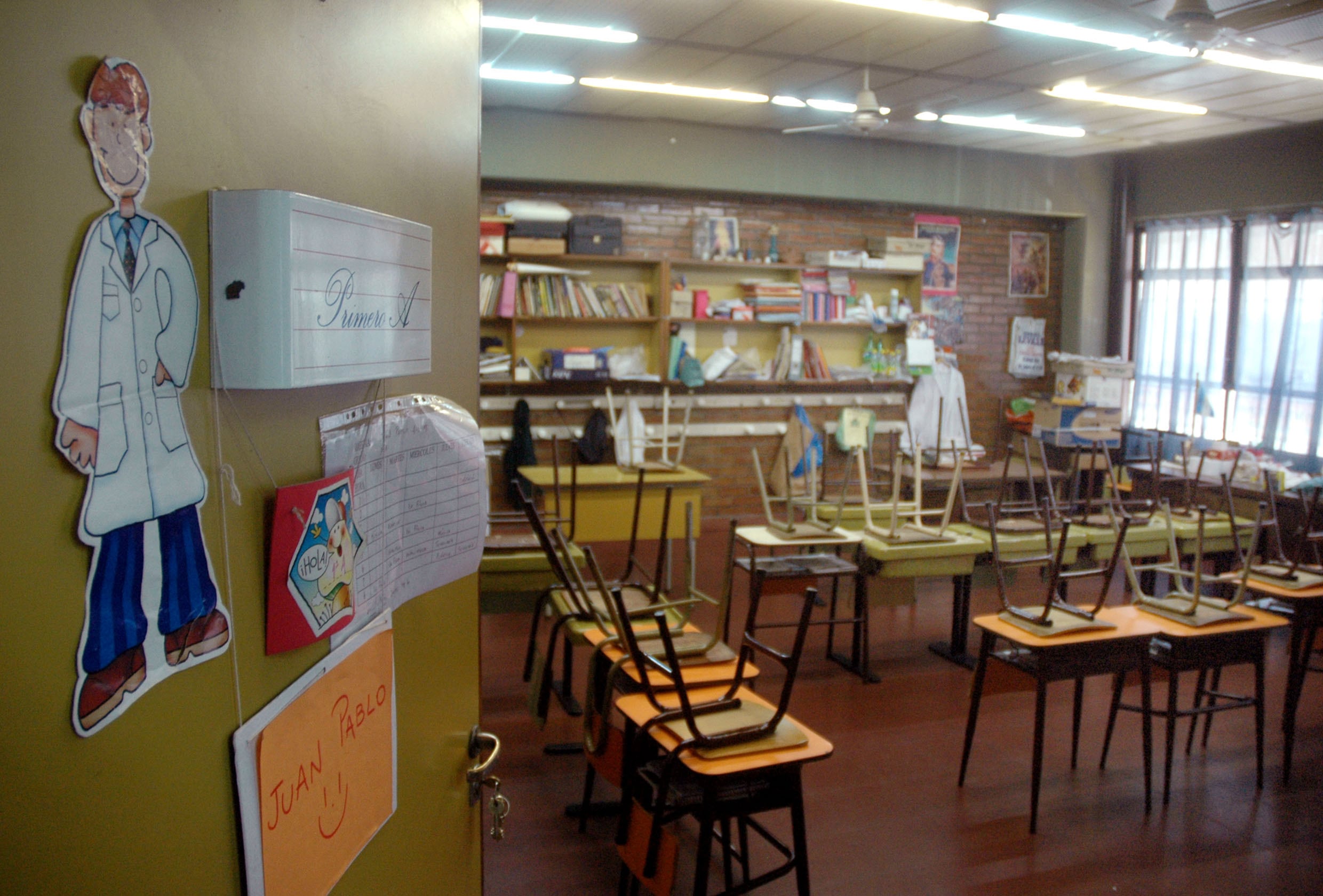 SALÓN DE ESCUELA PRIMARIA VACÍO