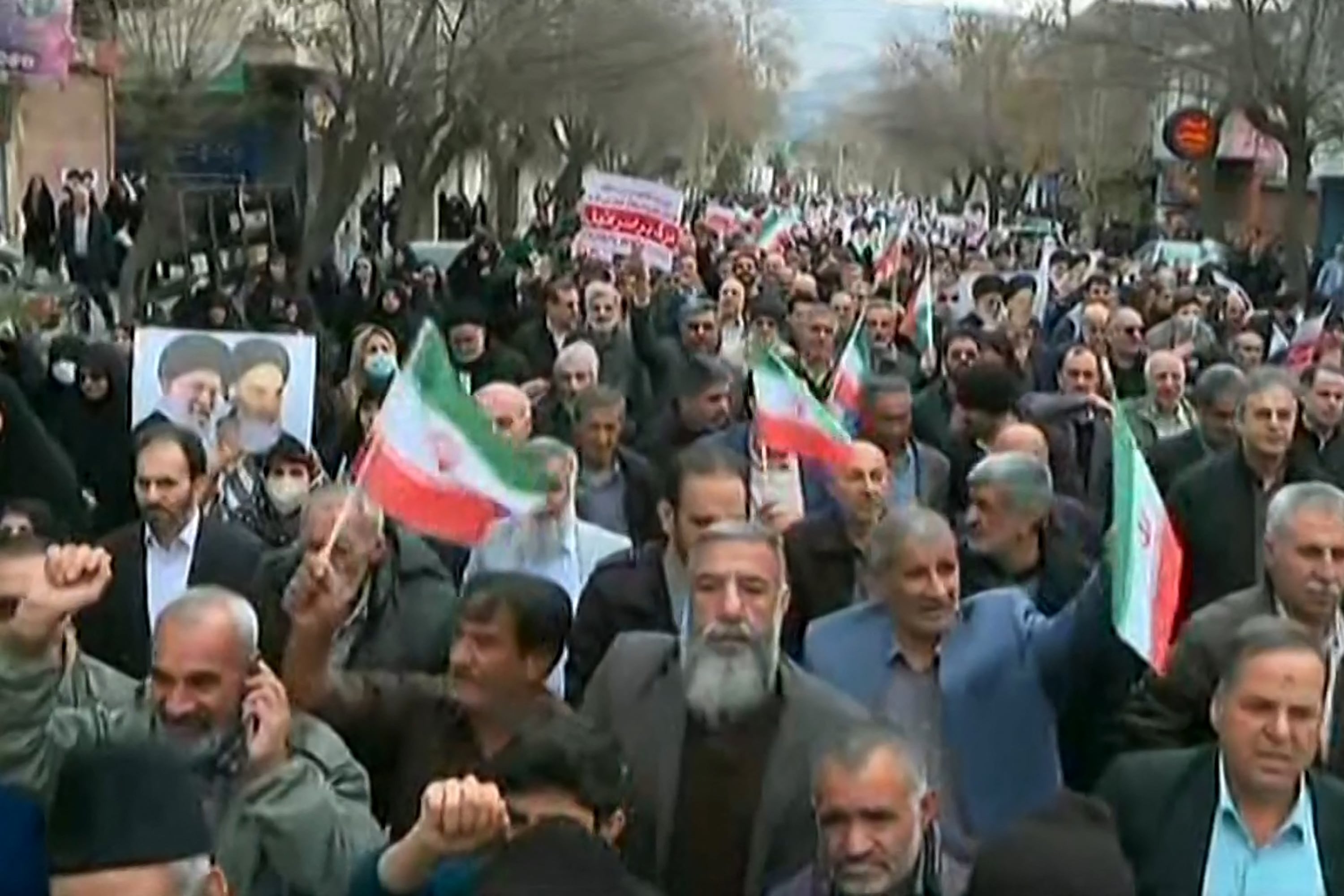 This grab taken from handout video footage released by Iran Press on January 9, 2026, shows pro-government demonstrators chanting slogans as they march along a main street in Khorramabad, western Iran. Iran's supreme leader insisted on January 9, 2026, that the Islamic republic would "not back down" in the face of protests after the biggest rallies yet in an almost two-week movement sparked by anger over the rising cost of living. (Photo by IRAN PRESS / AFP) / - Israel OUT / NO USE AFTER JANUARY 19, 2026 13:13:23 GMT - - ISRAEL OUT / NO USE AFTER JANUARY 19, 2026 13:13:23 GMT - - ISRAEL OUT / XGTY/RESTRICTED TO EDITORIAL USE - MANDATORY CREDIT AFP - SOURCE: IRAN PRESS - NO MARKETING - NO ADVERTISING CAMPAIGNS - DISTRIBUTED AS A SERVICE TO CLIENTS - NO ARCHIVE - NO RESALES- NO ACCESS ISRAEL MEDIA/PERSIAN LANGUAGE TV STATIONS OUTSIDE IRAN
/STRICTLY NO ACCESS BBC PERSIAN/ VOA PERSIAN/MANOTO-1 TV/IRAN INTERNATIONAL / RADIO FARDA /NO RADIO FARDA /
