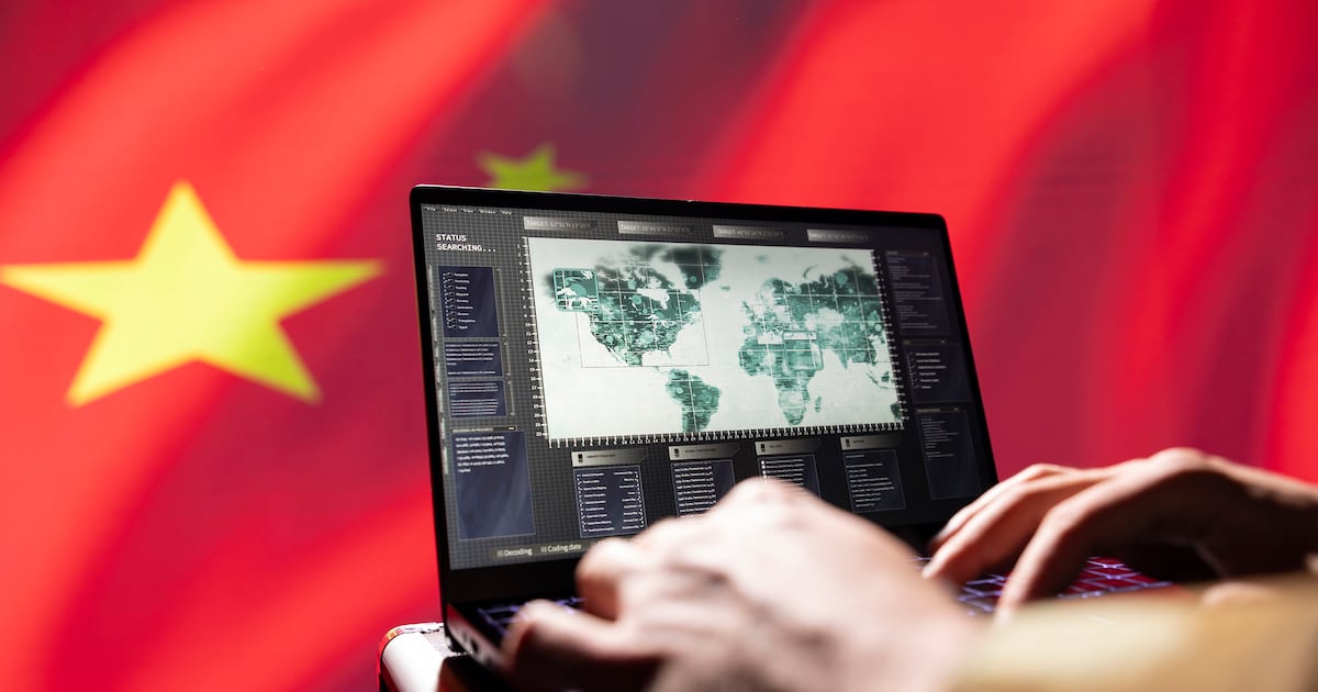 China regula los chatbots antropomórficos para evitar el ‘enamoramiento’ sin permiso