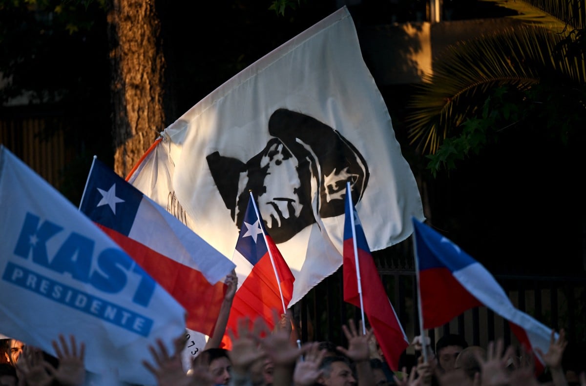 Seguidores de Kast celebraron el triunfo con imágenes del dictador Pinochet.