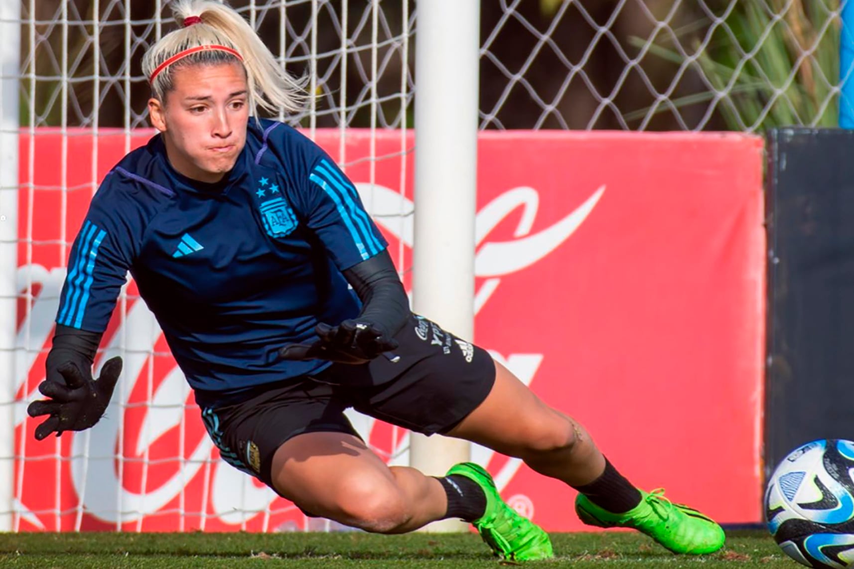 REDES SOCIALES 
   abigaíl chaves   arquera    argentina