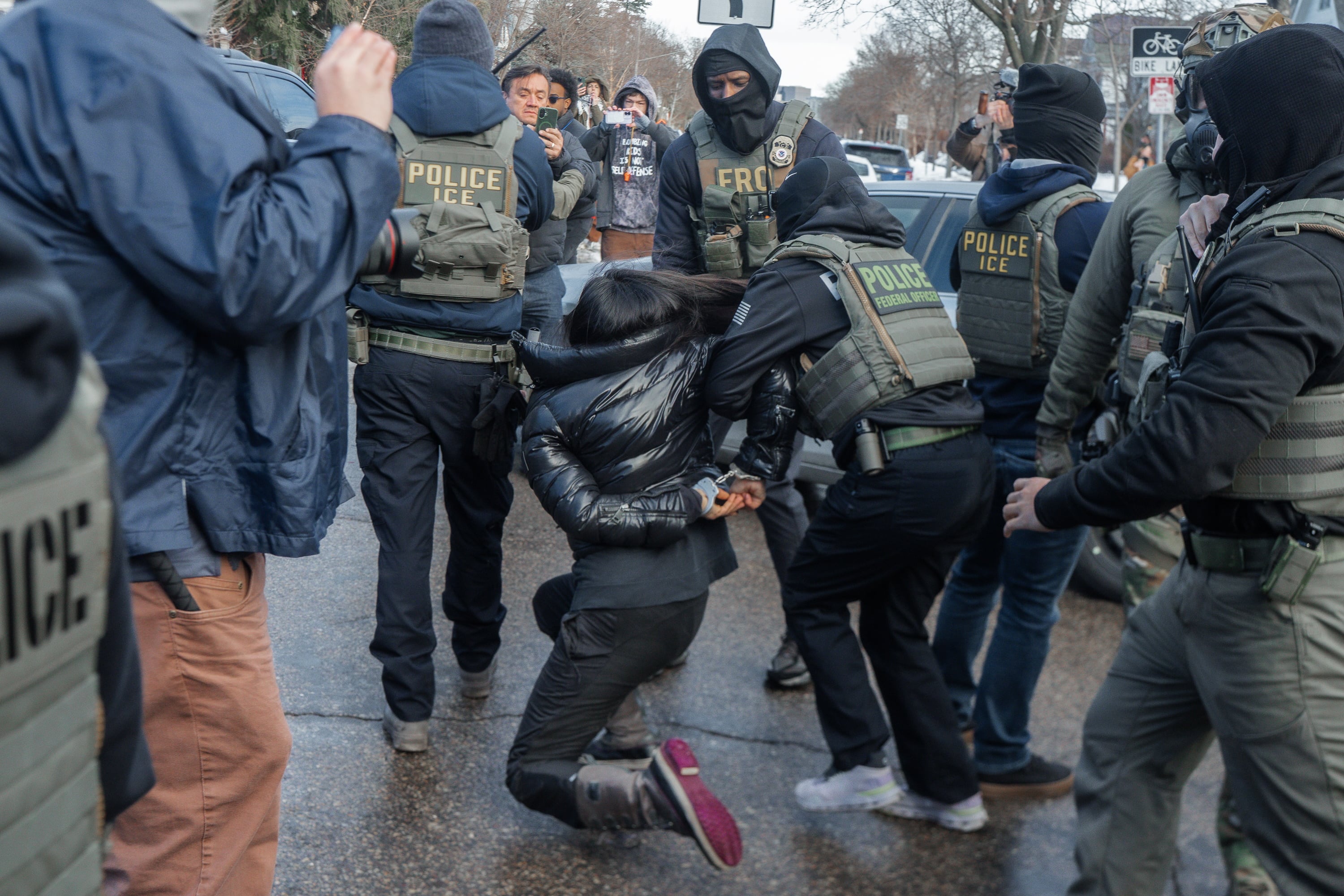 Minneapolis (United States), 13/01/2026.- A woman stumbles and falls as federal immigration enforcement drag her after smashing the windows of her car in Minneapolis, Minnesota, USA, 13 January 2026. As part of a federal immigration crackdown involving over 2,000 agents from Border Patrol, Immigration and Customs Enforcement (ICE), and Homeland Security Investigations (HSI), an ICE officer fatally shot US citizen Renee Nicole Good in her vehicle during an operation in South Minneapolis on 07 January 2026. EFE/EPA/OLGA FEDOROVA