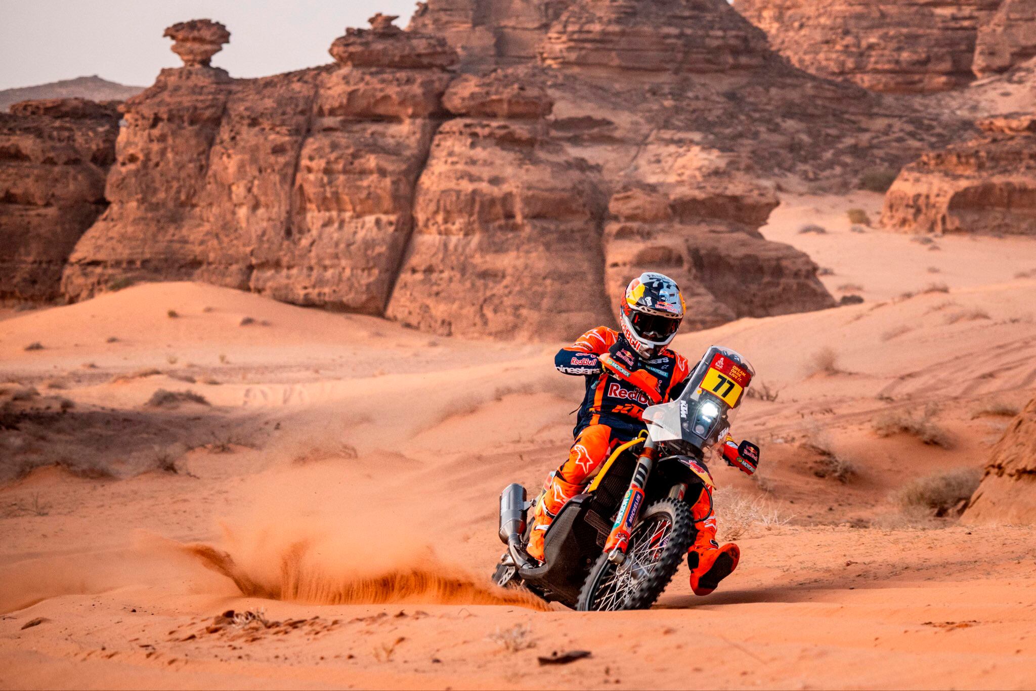 NOTICIAS ARGENTINAS BAIRES ENERO 12: DAKAR, El argentino Luciano Benavides logra su tercer triunfo consecutivo y se coloca líder Gran prueba del piloto de KTM, que al abrir la pista durante toda la especial se gana 7'28" de bonificación, lo que le vale la tercera victoria de etapa en esta edición y el liderato de la clasificación con 10" de ventaja sobre su compañero Sanders.