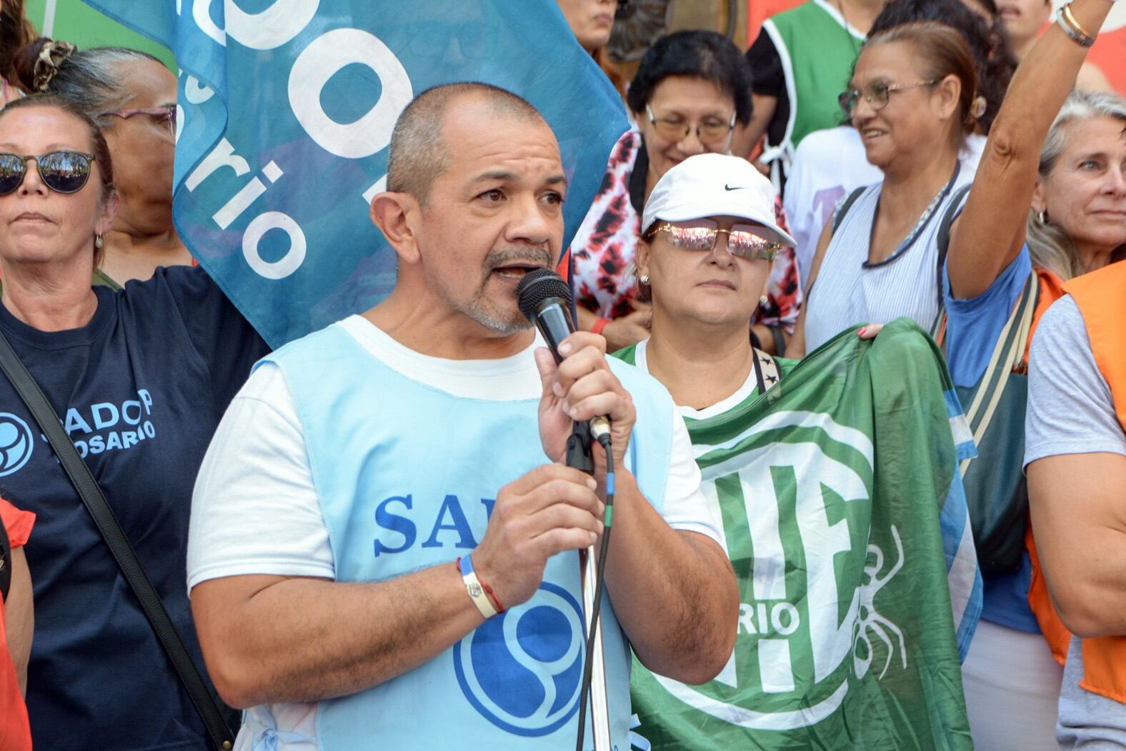 CONCENTRACION DEL GREMIO DOCENTES AMSAFE ROSARIO EN PLAZA SAN MARTIN FRENTE A GOBERNACION EN MEDIO DE LA DISCUSION PARITARIA