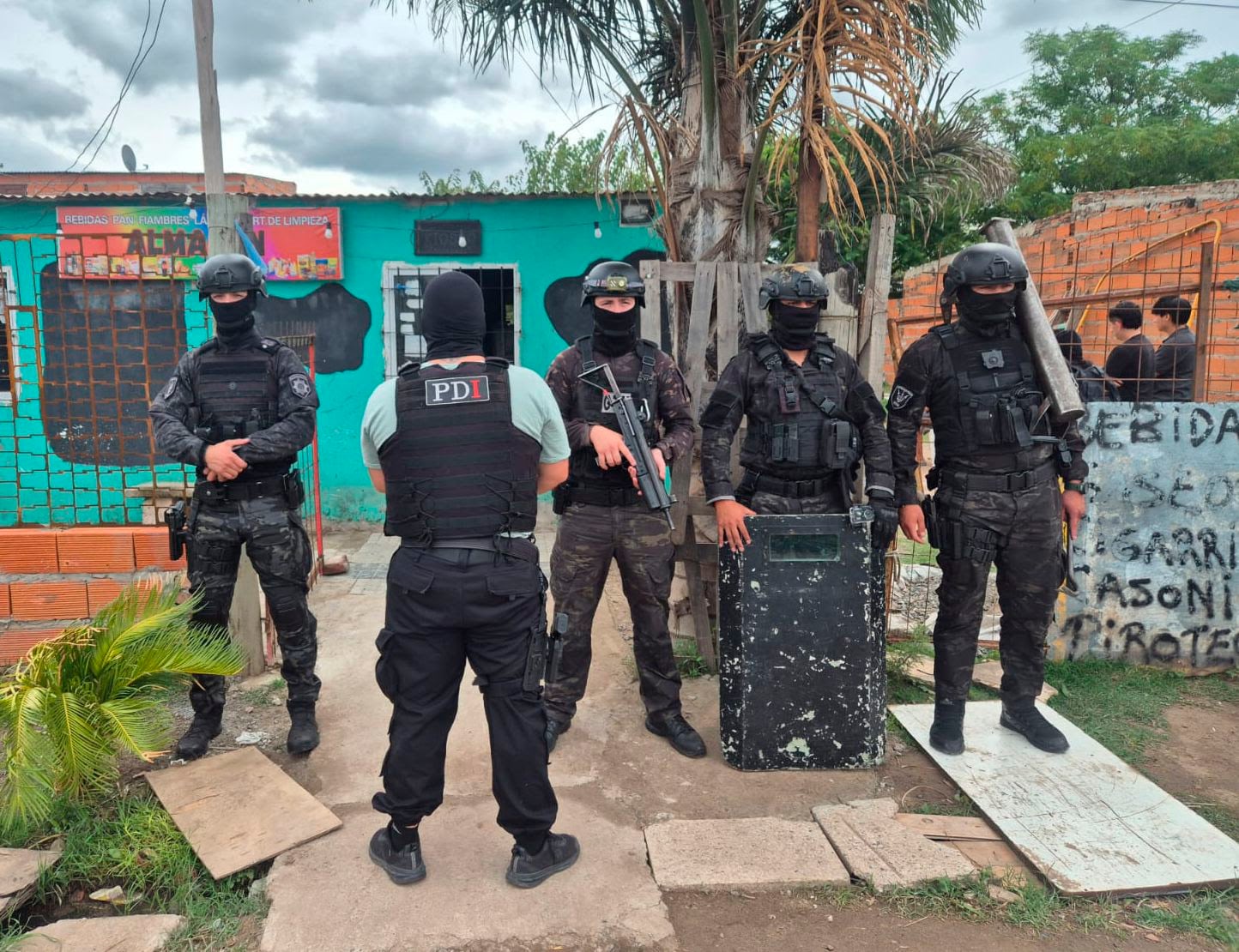 ALLANAMIENTO, POLICIA DE INVESTIGACION, PDI, SANTA FE, 400 DOSIS DE COCAINA, PERRO DETECTOR KENZO, DETENIDOS, Sandra Beatriz P. de 51 años, Rosario Andrea V. (23), Rocío Margarita A. (38) y Diego Adrián M. (41)