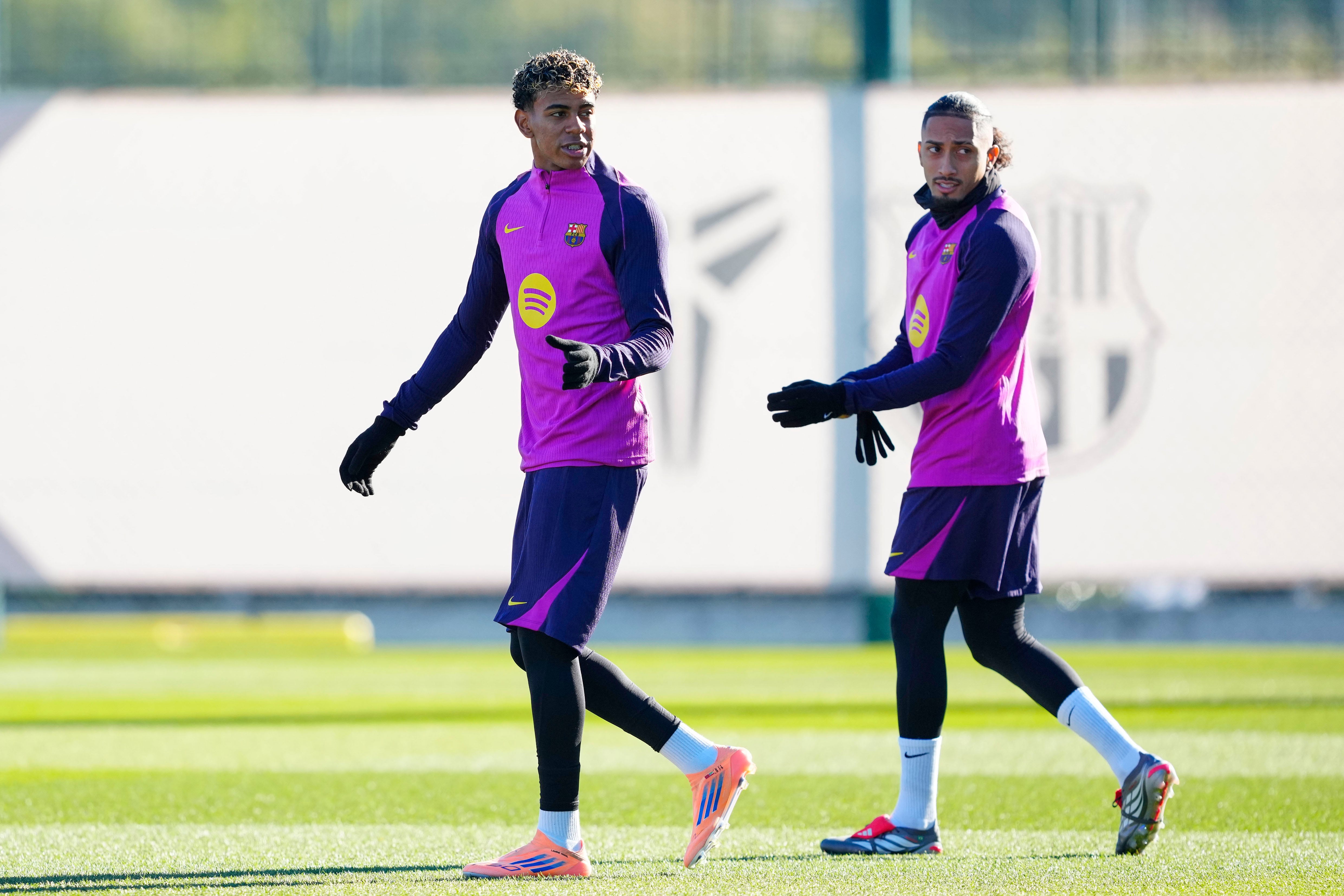 BARCELONA, 08/12/2025.- Los jugadores del FC Barcelona, Lamine YAmal (i) y Raphinha durante el entrenamiento llevado a cabo este lunes en la ciudad deportiva Joan Gamper. EFE/Alejandro García
