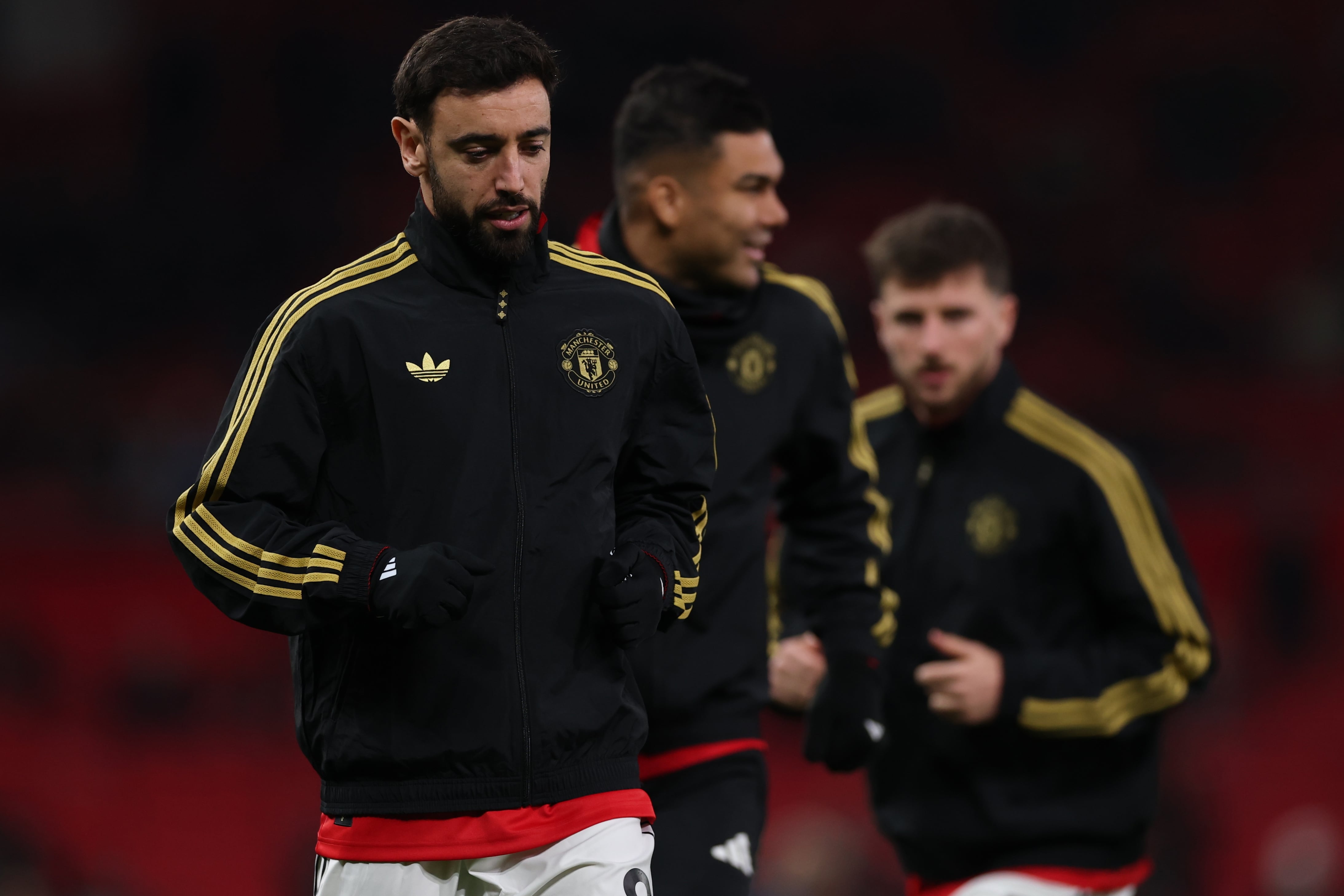 MANCHESTER (United Kingdom), 15/12/2025.- Bruno Fernandes of Manchester United warms up ahead of the English Premier League match between Manchester United and AFC Bournemouth, in Manchester, Britain, 15 December 2025. (Reino Unido) EFE/EPA/ADAM VAUGHAN EDITORIAL USE ONLY. No use with unauthorized audio, video, data, fixture lists, club/league logos, 'live' services or NFTs. Online in-match use limited to 120 images, no video emulation. No use in betting, games or single club/league/player publications.