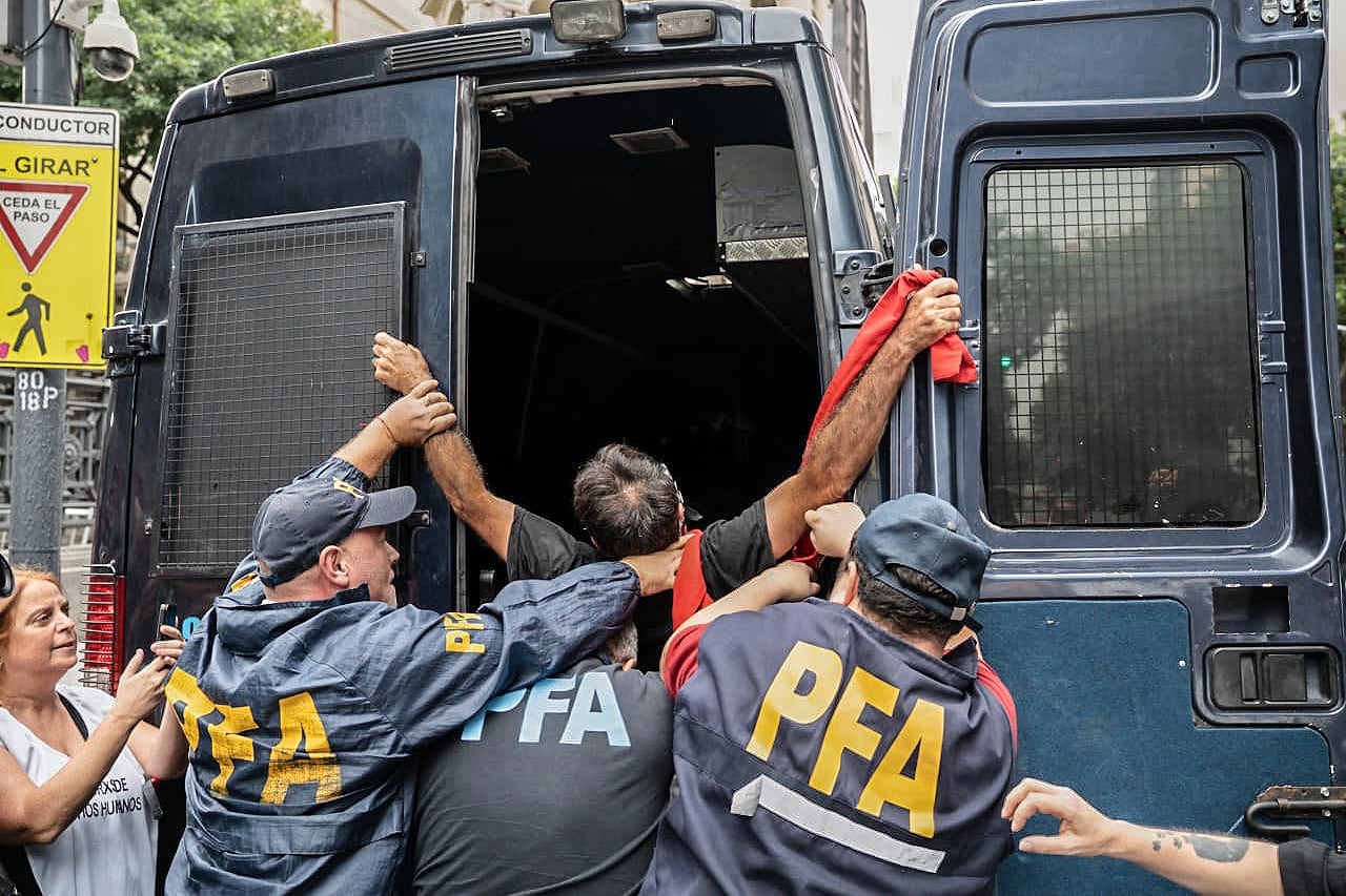 Arresto Padre Paco Olveira en marcha de jubilados