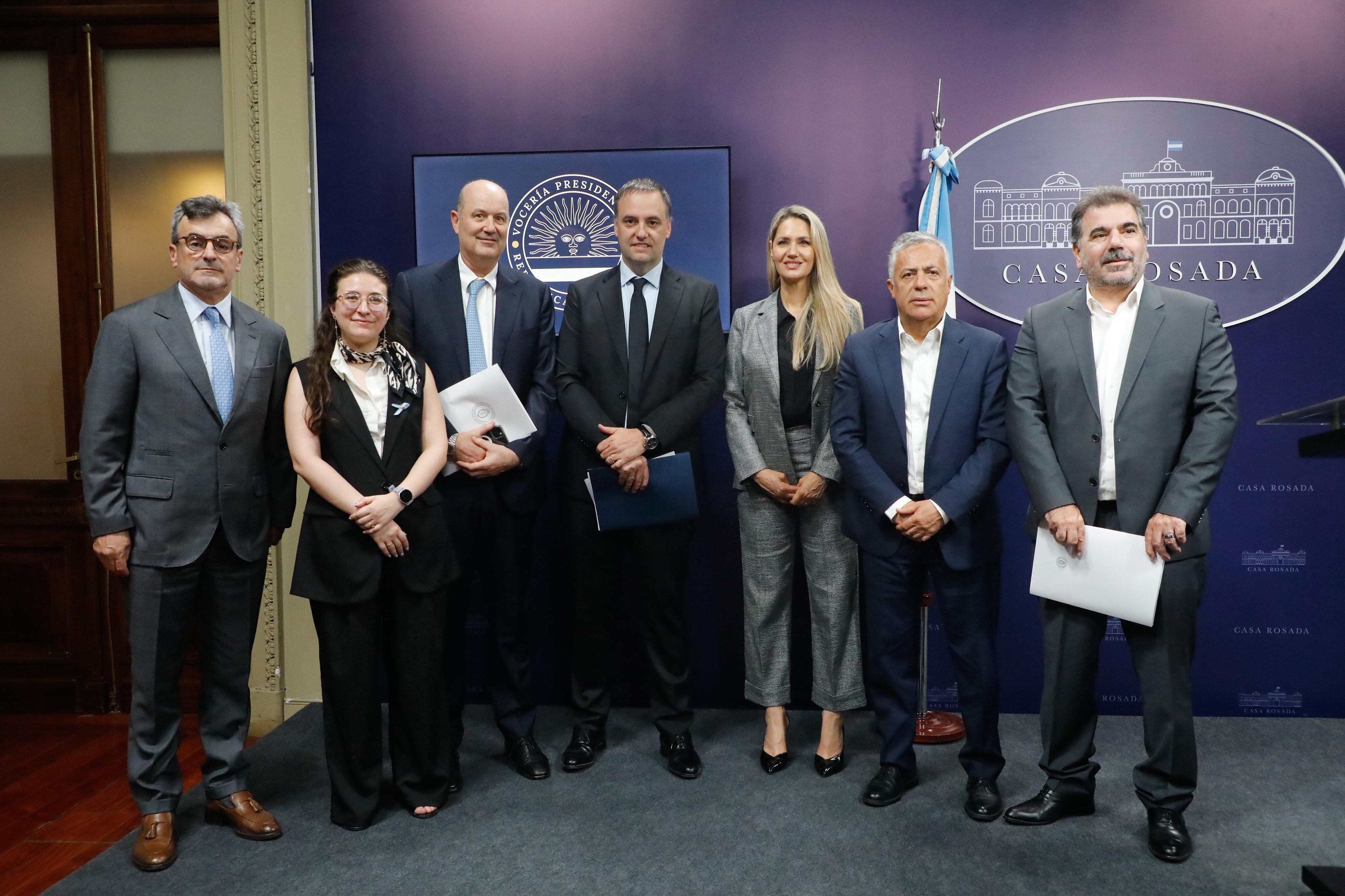El Jefe de Gabinete, Manuel Adorni, encabezó hoy una nueva reunión del Consejo de Mayo junto a Federico Sturzenegger, Alfredo Cornejo, Carolina Losada, Cristian Ritondo, Gerardo Martínez, Martín Rapallini y la secretaria ejecutiva, Cecilia Domínguez.