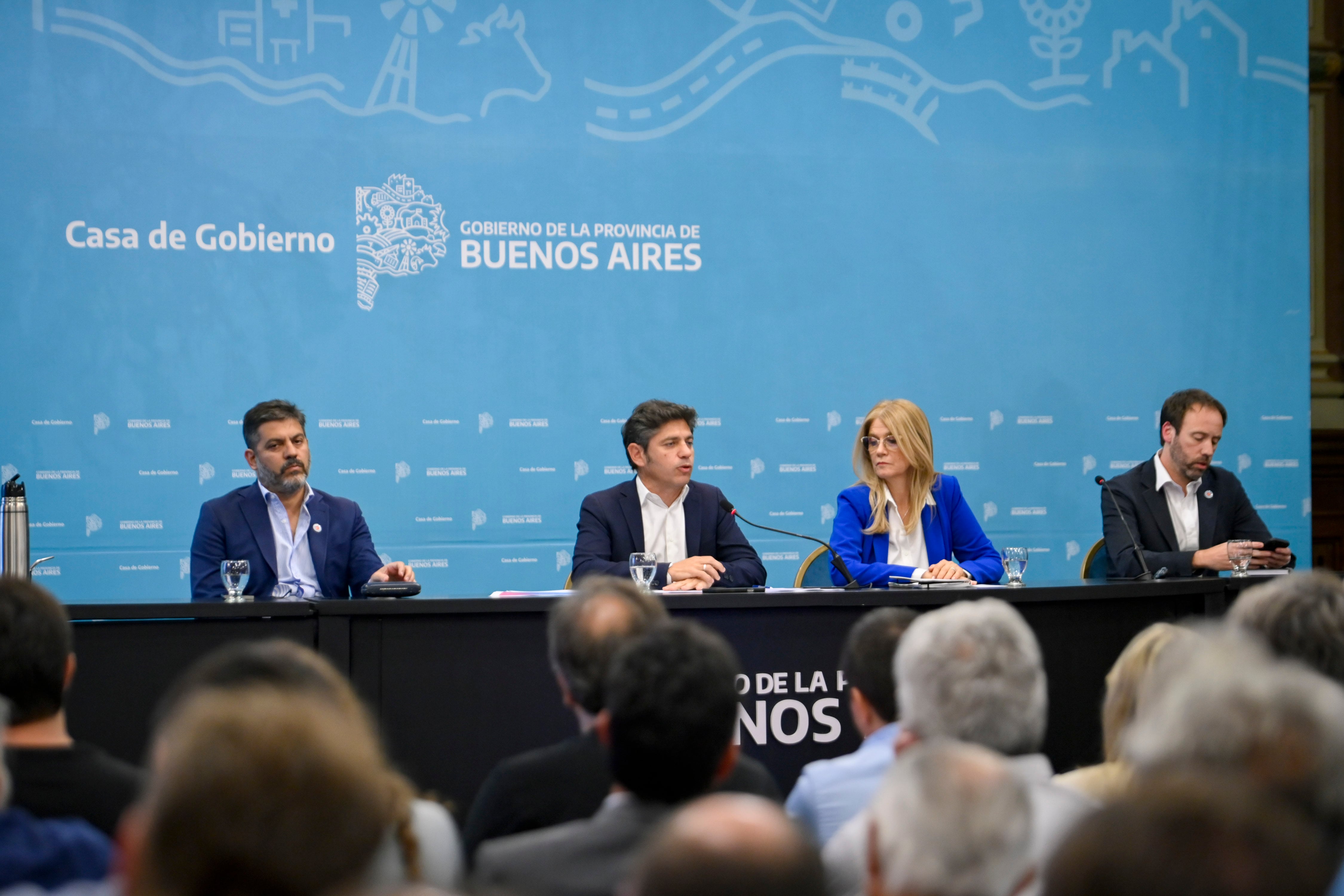 Reunión Kicillof con intendentes en el Salón Dorado de La Plata