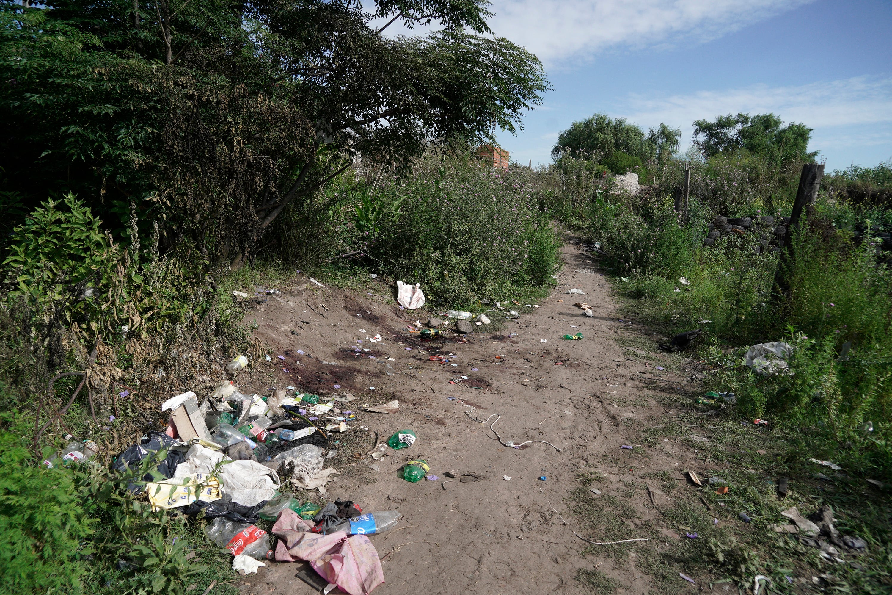 Triple crimen en Las Flores: dos hombres y una mujer fueron asesinados a tiros
El ataque ocurrió en la madrugada de este martes en inmediaciones de Lirio y España. Dos de las víctimas fallecieron en el lugar y la tercera en el hospital Centenario. Hay una cuarta persona lesionada con disparos en el rostro y en el torso.