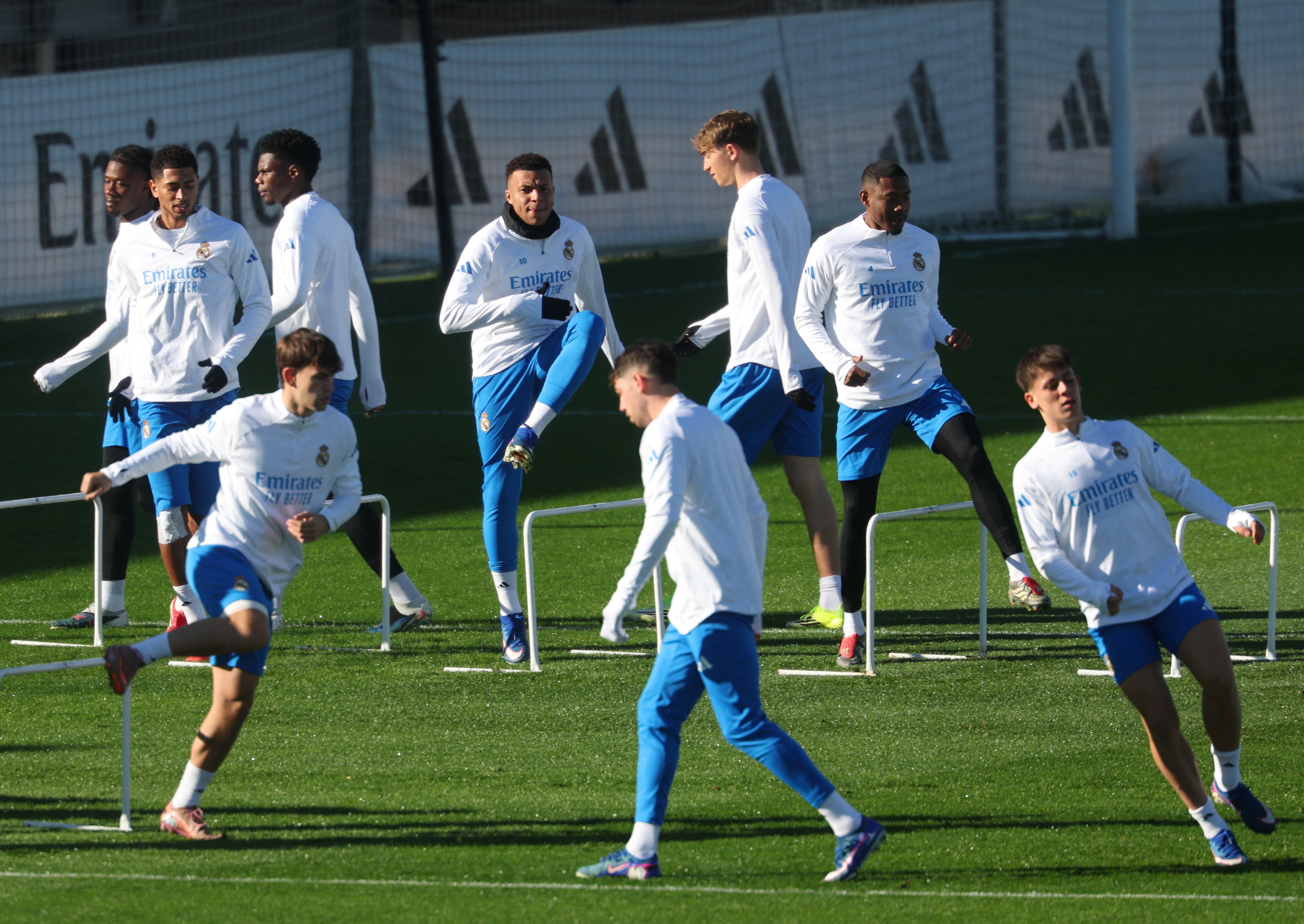 Real Madrid players attend a training session on the eve of the UEFA Champions League league phase day 7 football match between Real Madrid CF and AS Monaco at Real Madrid Sports City in Valdebebas, on the outskirts of Madrid, on January 19, 2026. (Photo by Pierre-Philippe MARCOU / AFP)