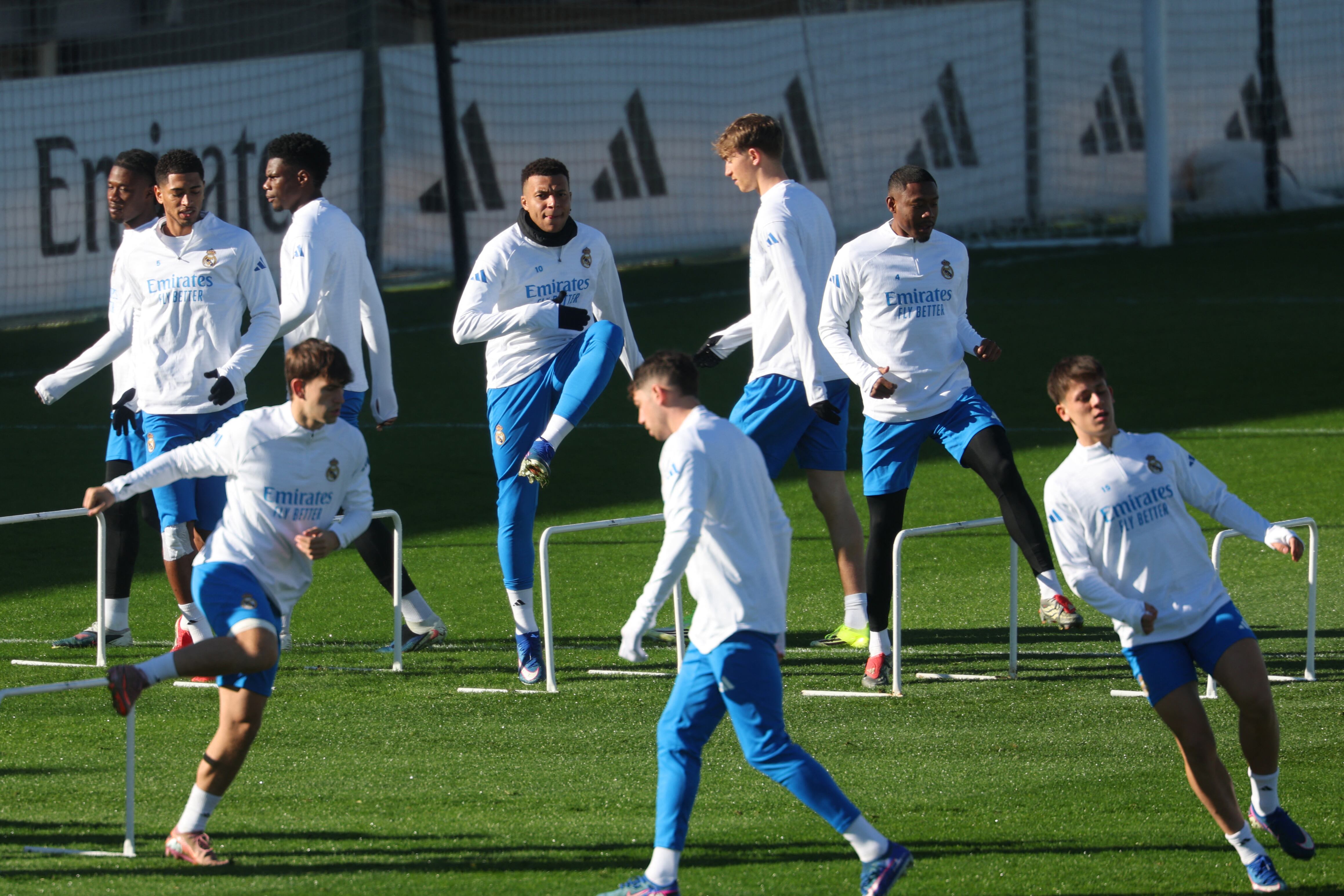 Real Madrid players attend a training session on the eve of the UEFA Champions League league phase day 7 football match between Real Madrid CF and AS Monaco at Real Madrid Sports City in Valdebebas, on the outskirts of Madrid, on January 19, 2026. (Photo by Pierre-Philippe MARCOU / AFP)