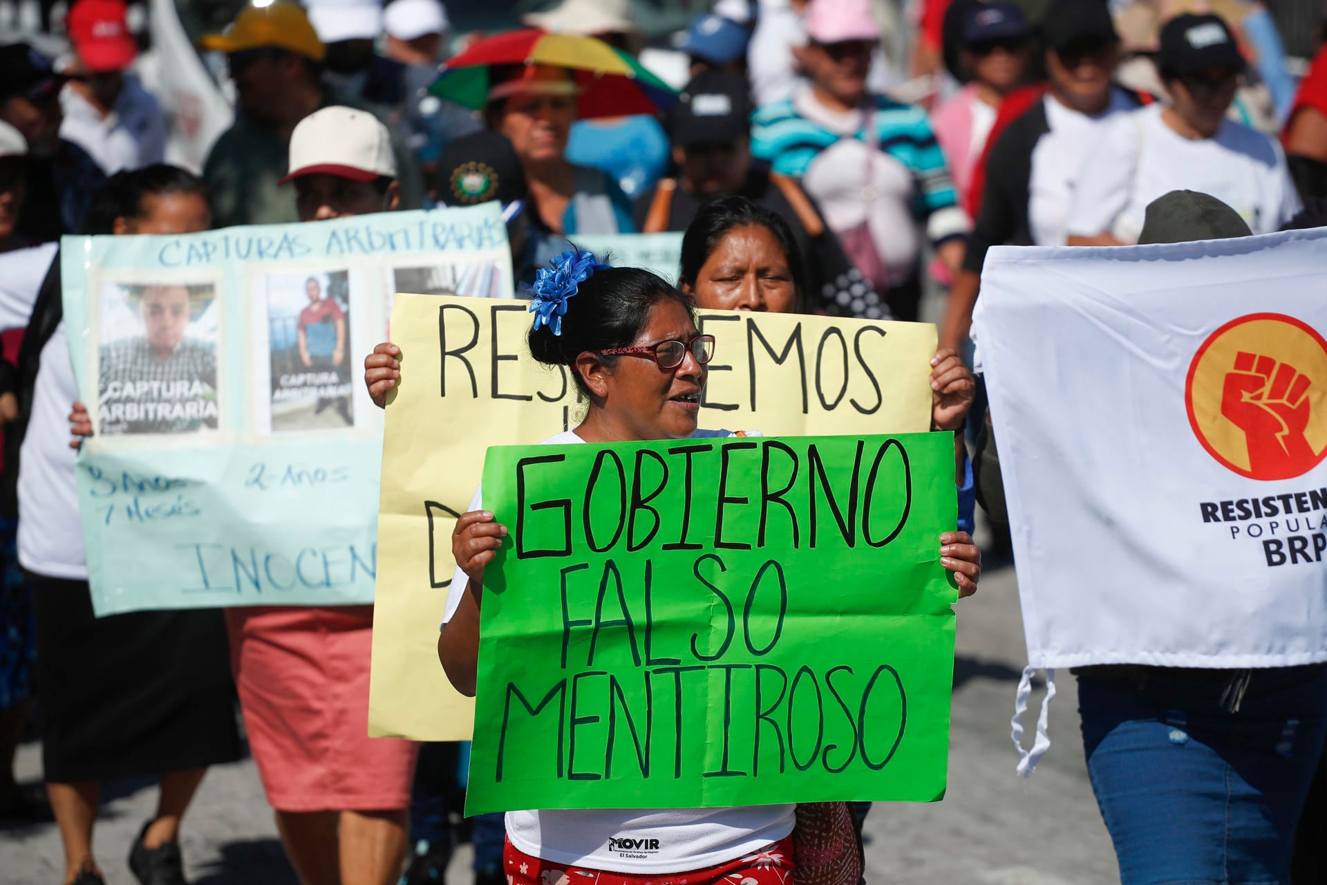 SAN SALVADOR (EL SALVADOR), 25/01/2026.- Mujeres sostienen carteles durante una manifestación contra los "retrocesos democráticos" que atribuyen al Gobierno de Nayib Bukele, este domingo en San Salvador (El Salvador)