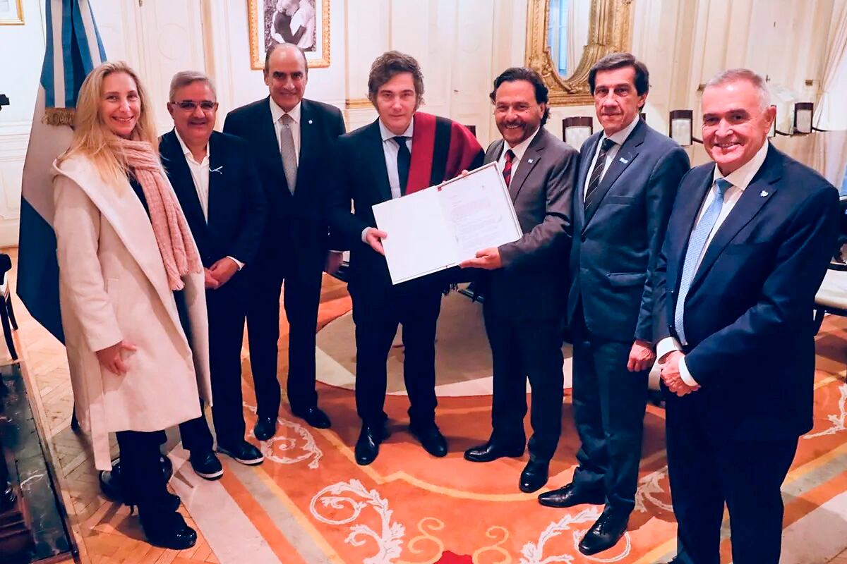 Milei con algunos de los gobernadores que quiere agasajar en Olivos.