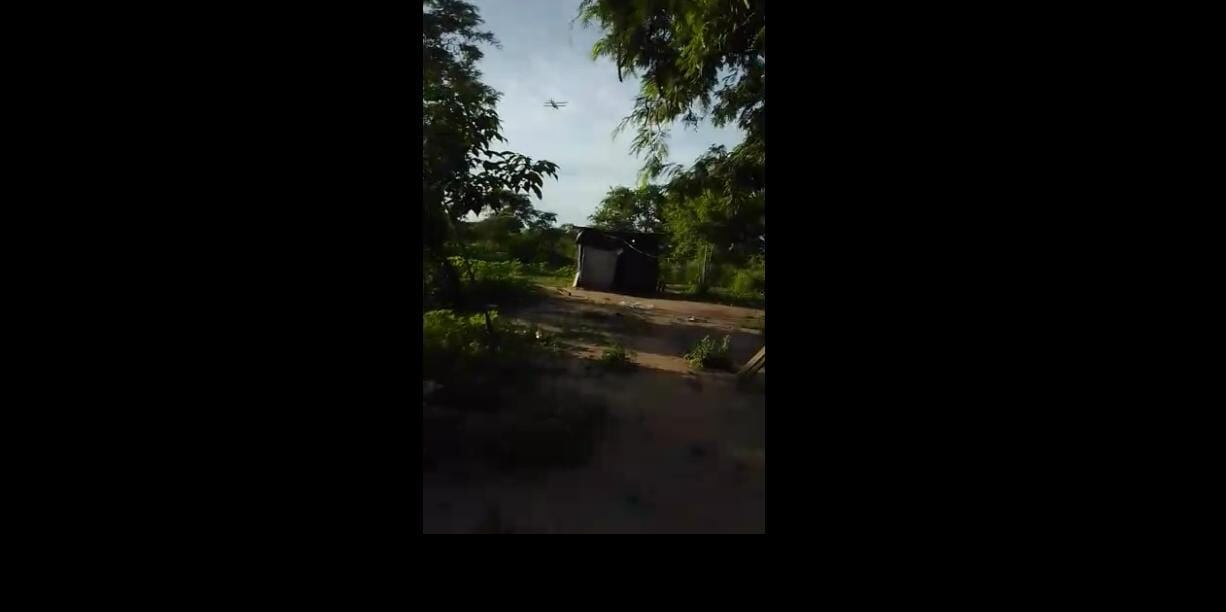 Avioneta fumigadora sobre zona poblada indígena