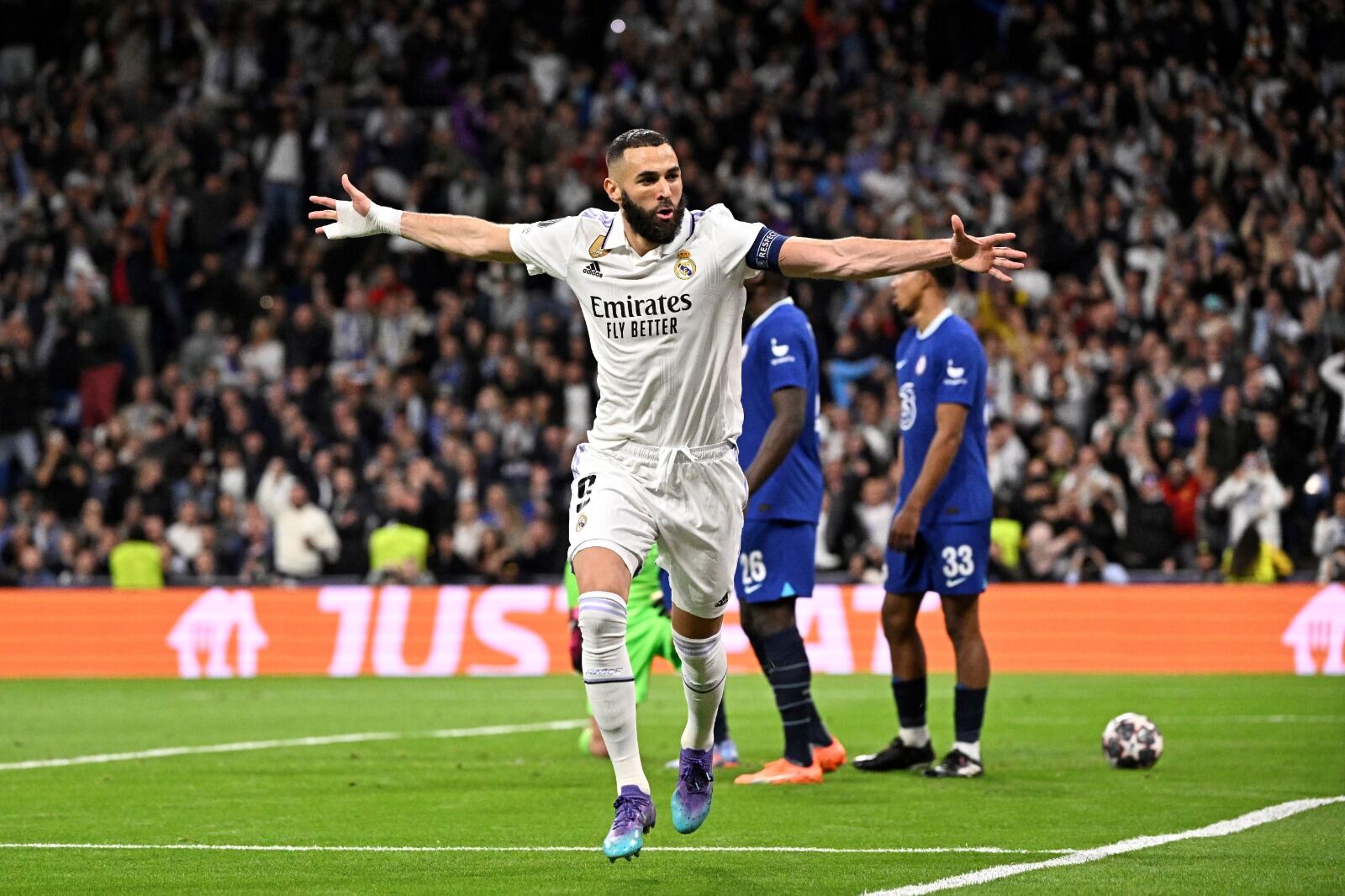 Karim Benzemá festeja el primero del Real Madrid.
