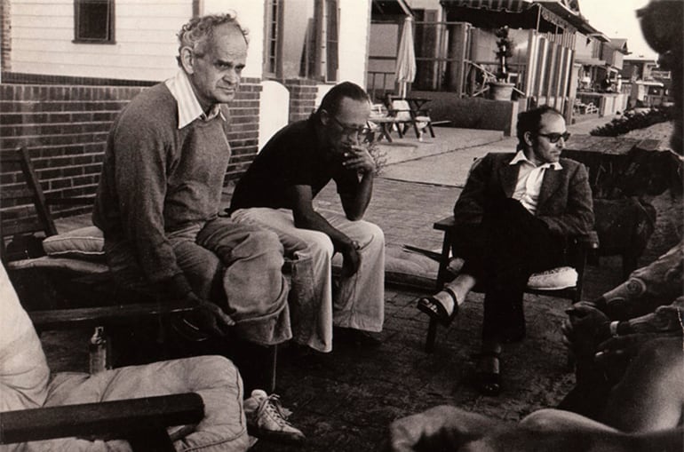 Manny Farber (izq.) con Heiner Müller y Jean-Luc Godard en California, 1979.