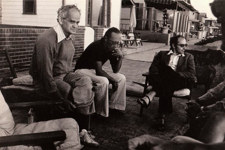 Manny Farber (izq.) con Heiner Müller y Jean-Luc Godard en California, 1979.