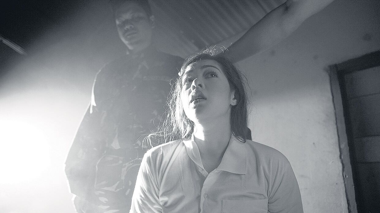 En La temporada del diablo Diaz recurre una vez más a la expresividad de su contrastado blanco y negro.